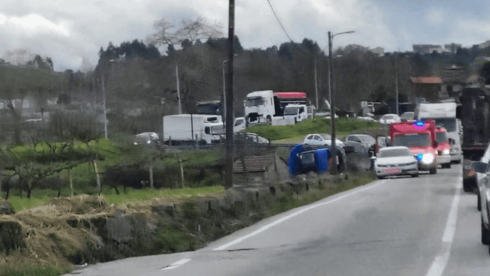 Despiste de veículo pesado condiciona trânsito em Galegos, Penafiel