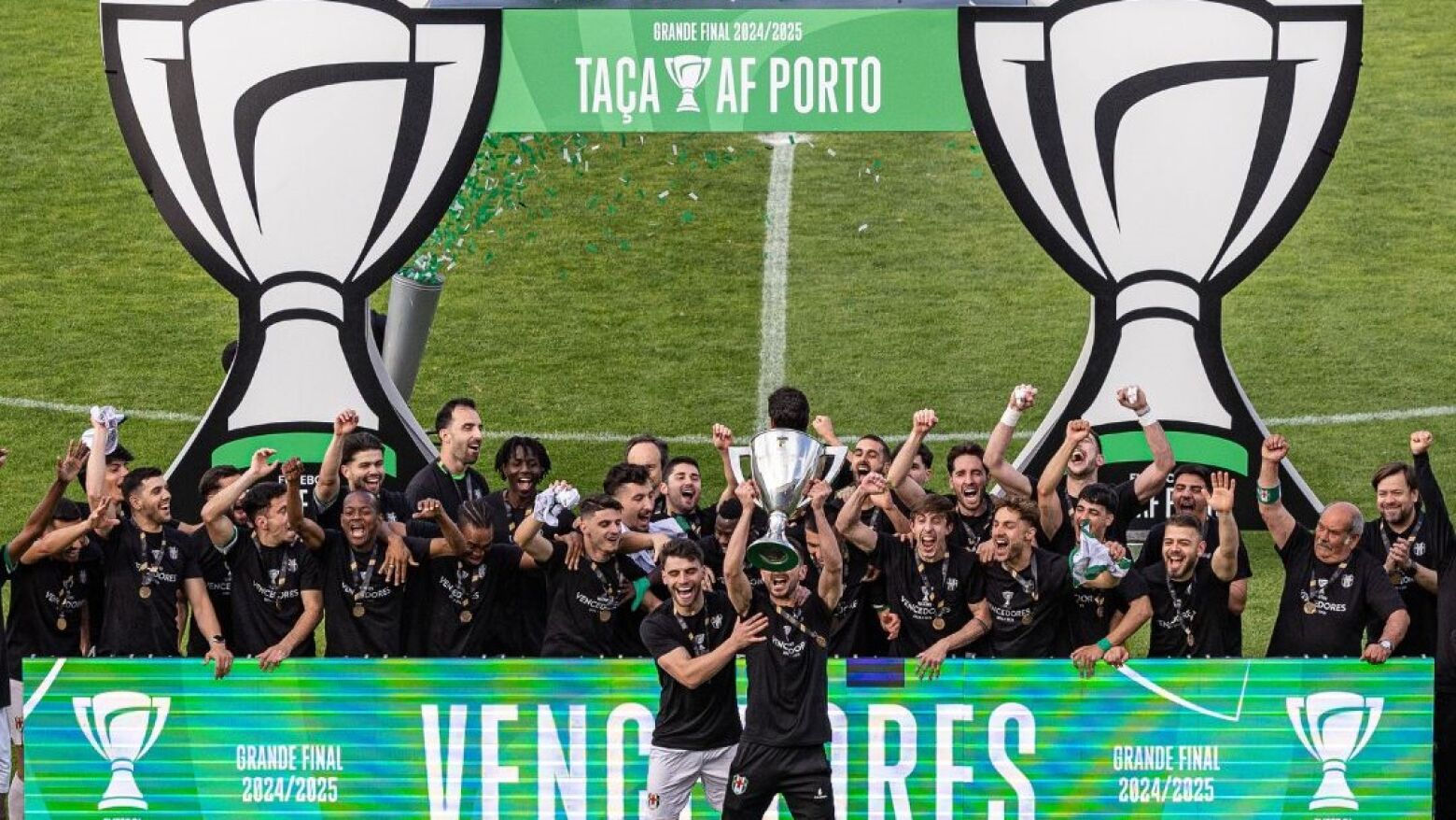 Aparecida FC ergue Taça da AF Porto no dia do seu 94.º aniversário