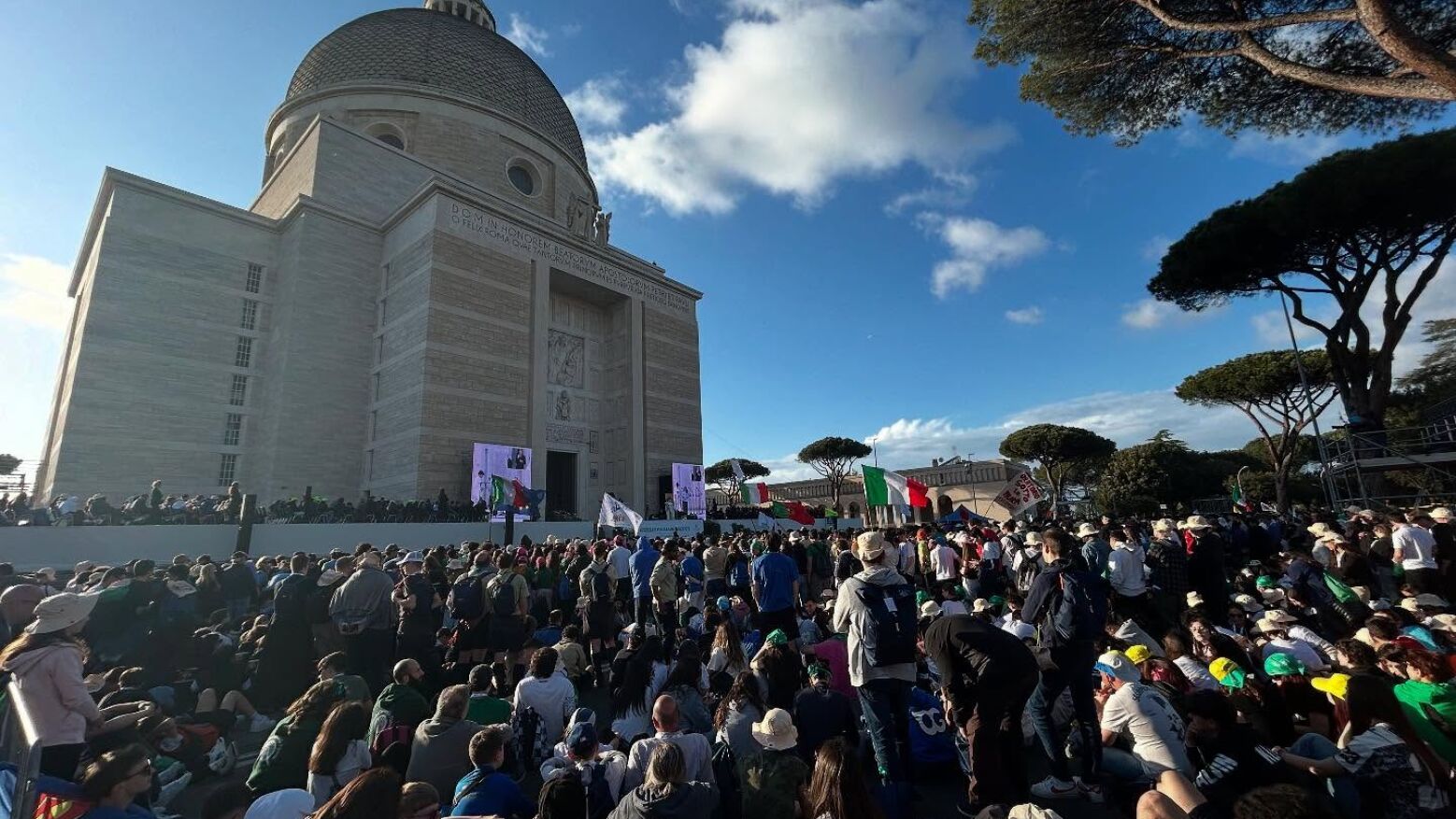 Meia centena de crianças do Norte do país retidas em Roma após cancelamento do voo