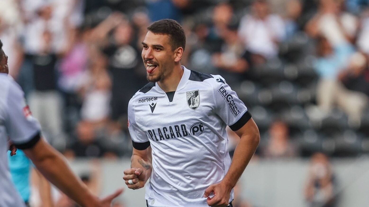 Marcoense Jo&atilde;o Mendes estreia-se a marcar pelo Vit&oacute;ria SC no jogo 200 como s&eacute;nior