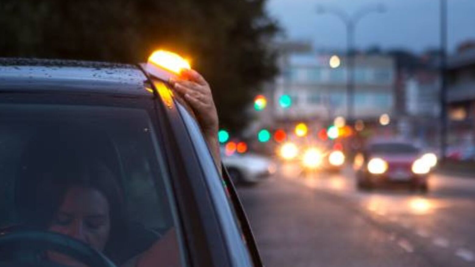 Espanha substitui tri&acirc;ngulos por sinal luminoso V16 obrigat&oacute;rio a partir de 2026: saiba o que muda para os condutores portugueses