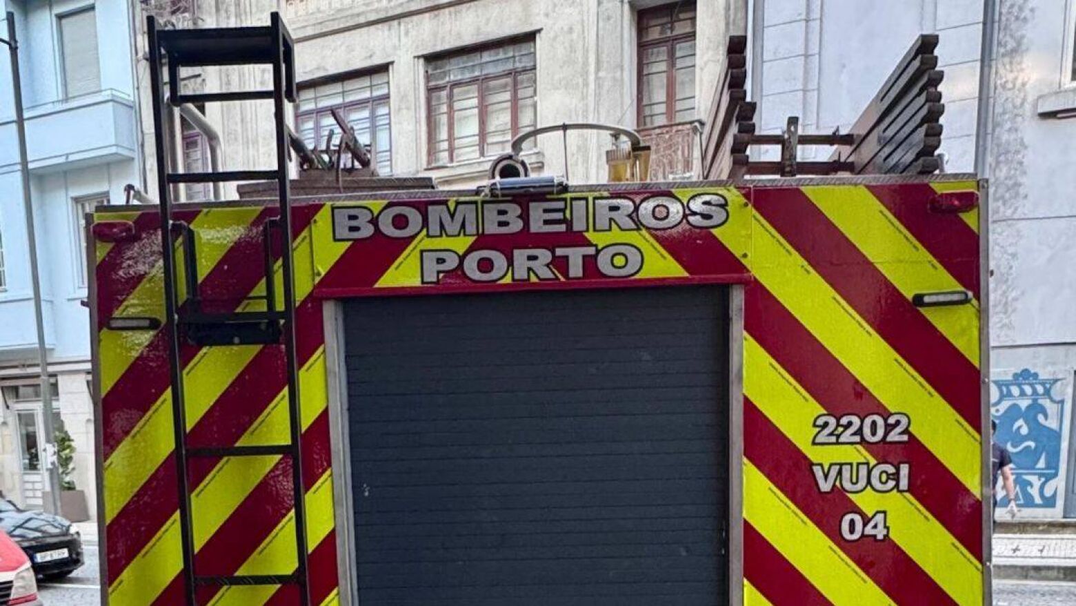 Porto: Inc&ecirc;ndio atinge moradia geminada em Campanh&atilde; e mobiliza 12 operacionais