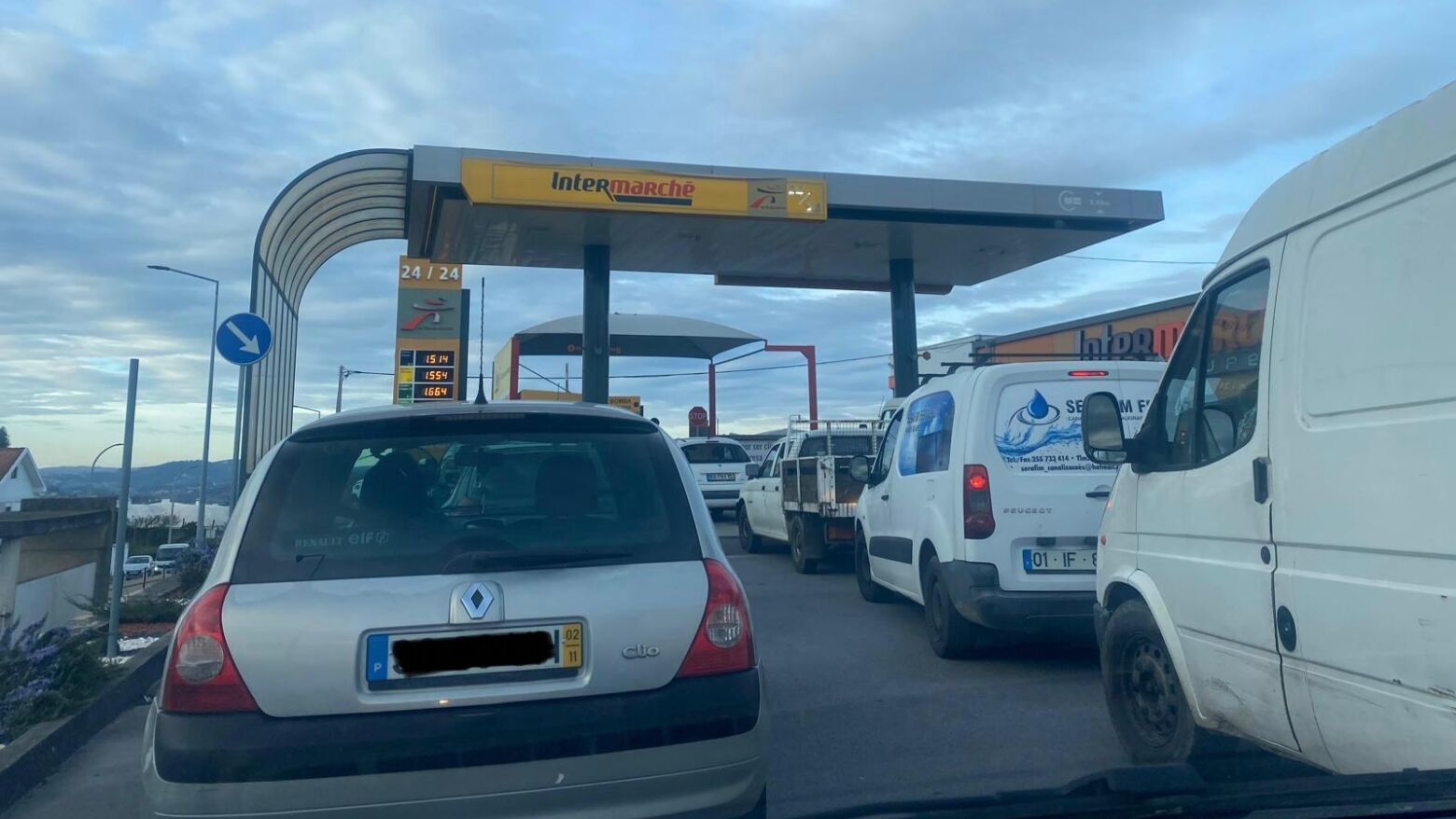 Loucura nas bombas: Fila e bastante tempo de espera para evitar aumento de 19 c&ecirc;ntimos no gas&oacute;leo