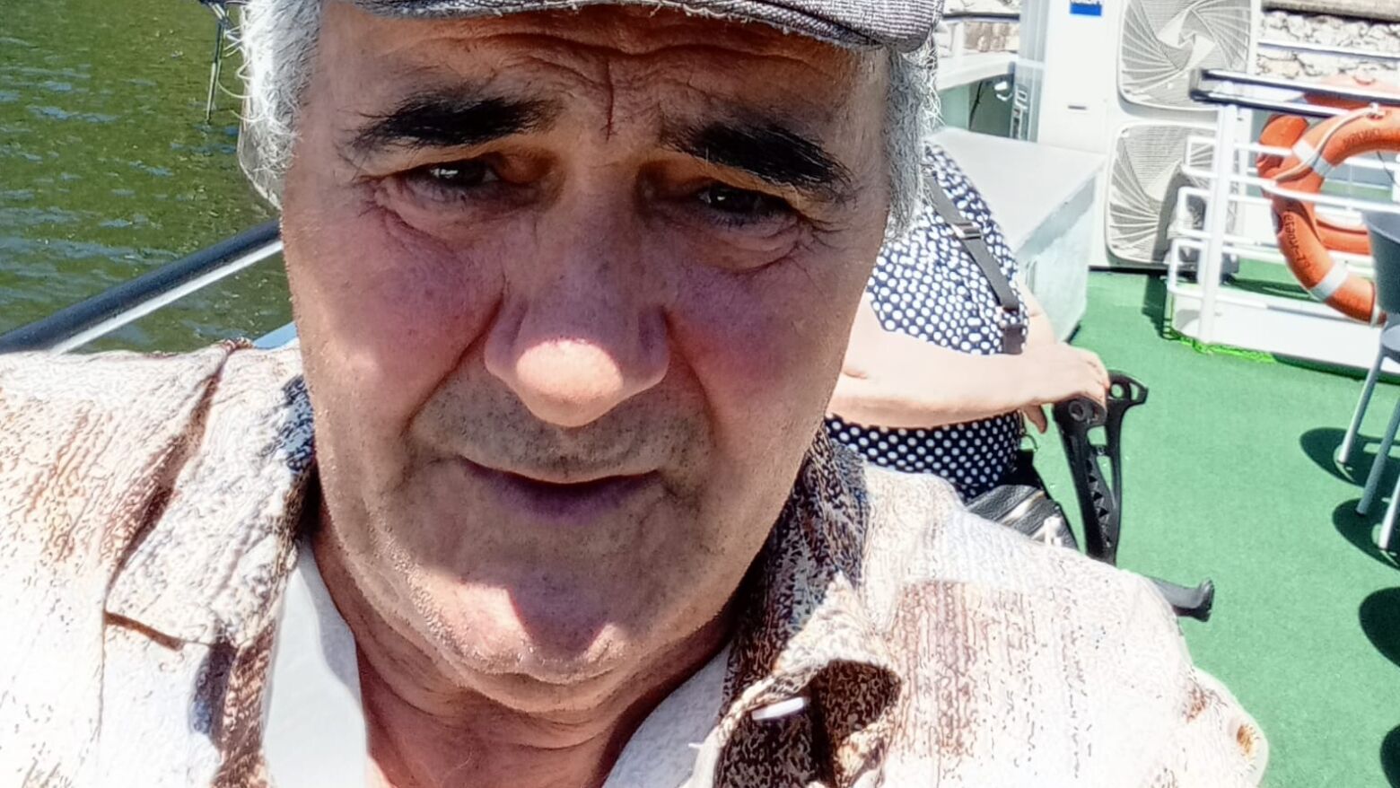 &ldquo;Faz bem &agrave; alma, mas n&atilde;o &agrave; carteira&rdquo;: Carlos Costa e o dom de esculpir pinhas e canas em Ferreiros de Tendais