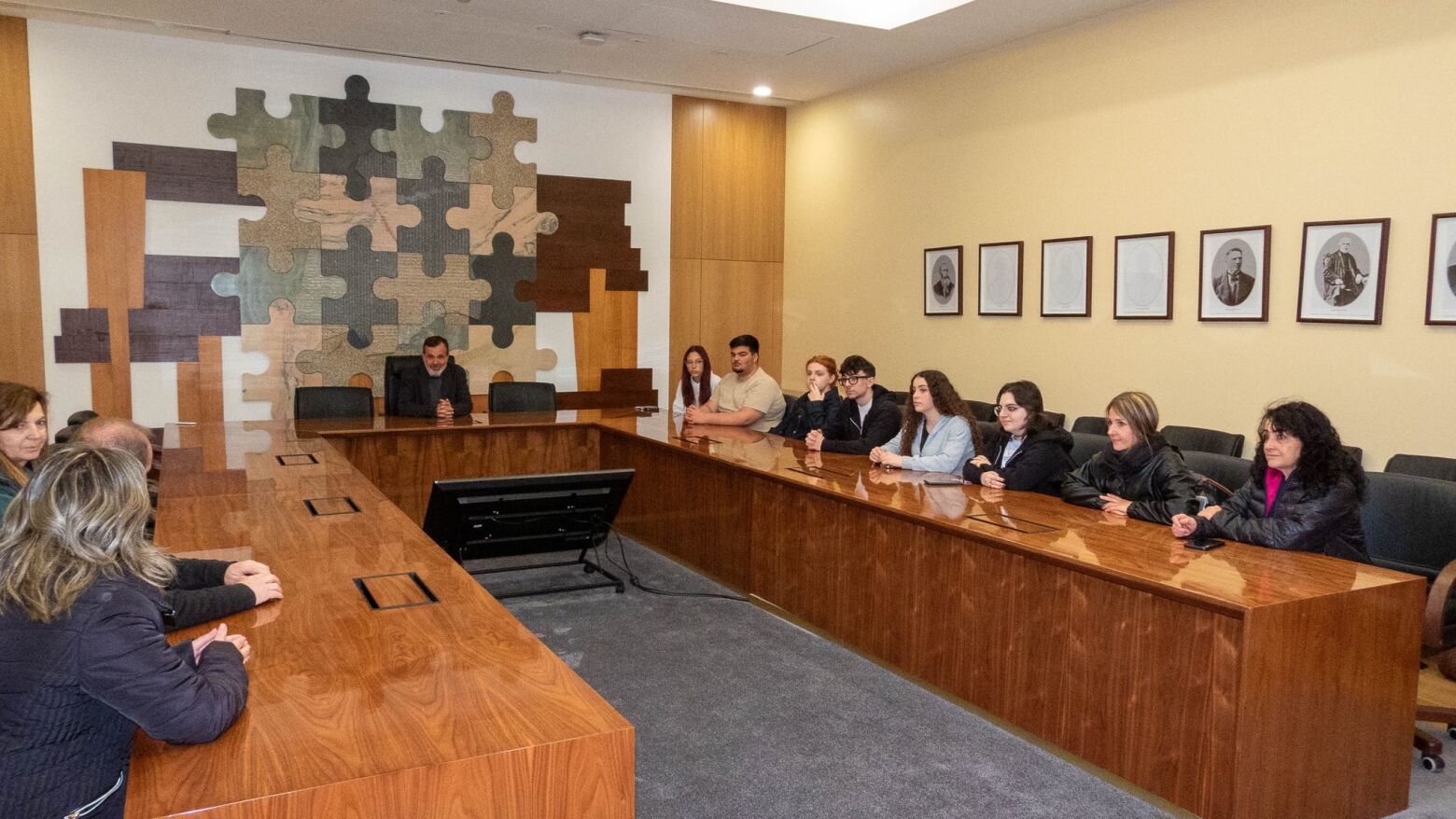 Pa&ccedil;os de Ferreira: Alunos italianos do Programa Erasmus+ recebidos no edif&iacute;cio da C&acirc;mara Municipal