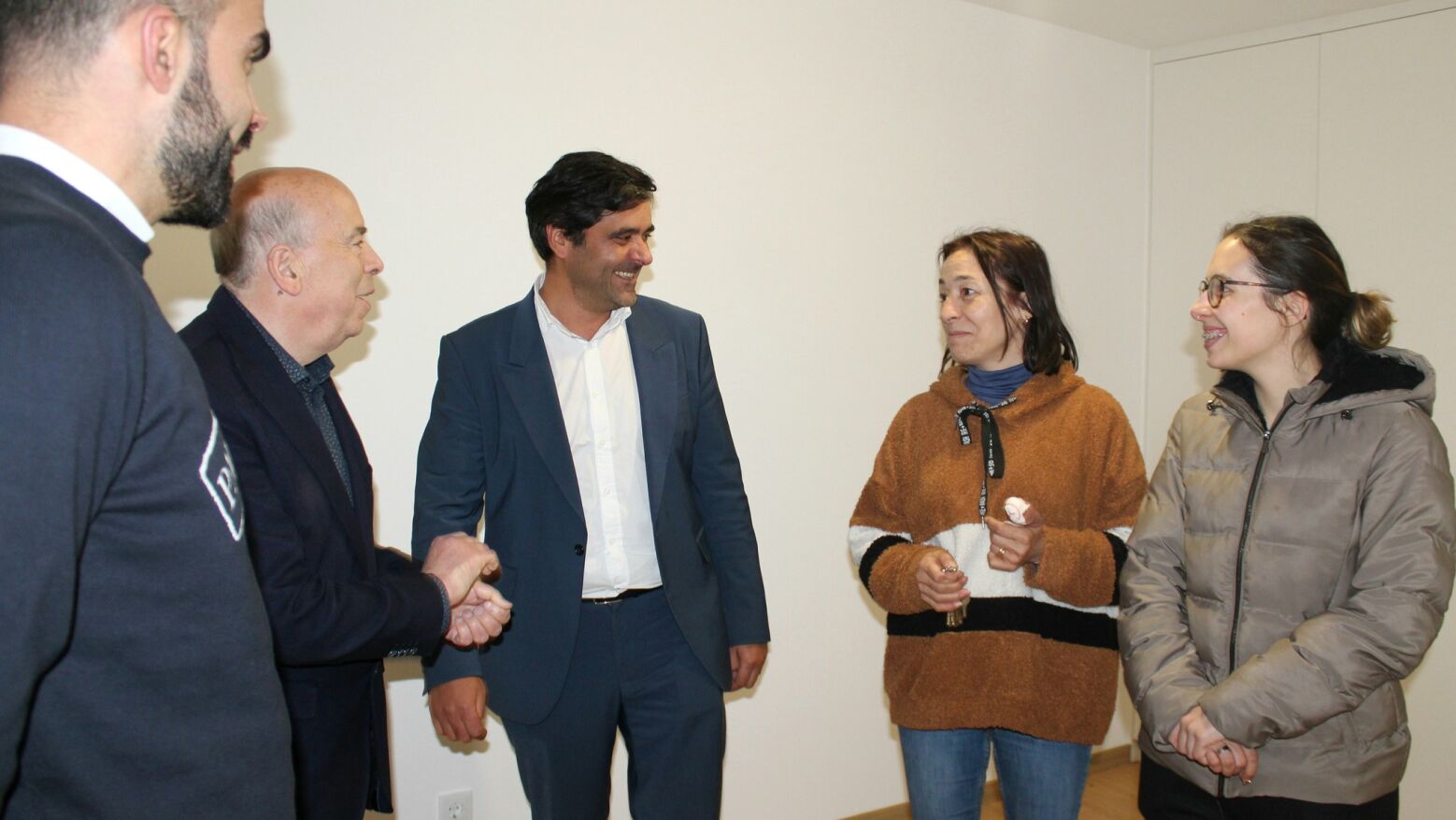 Presidente da Câmara Municipal de Castelo de Paiva entrega primeiras casas requalificadas no Bairro Social da Póvoa