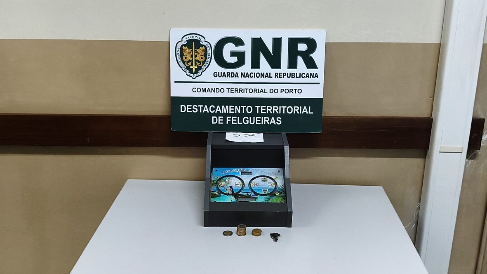 Lousada: GNR apreende m&aacute;quina de jogo ilegal e bebidas espirituosas em fiscaliza&ccedil;&atilde;o a caf&eacute;s