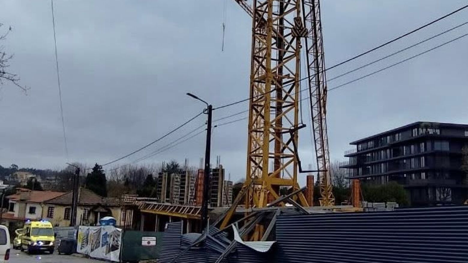 Queda de grua provoca um ferido grave em Pa&ccedil;os de Ferreira