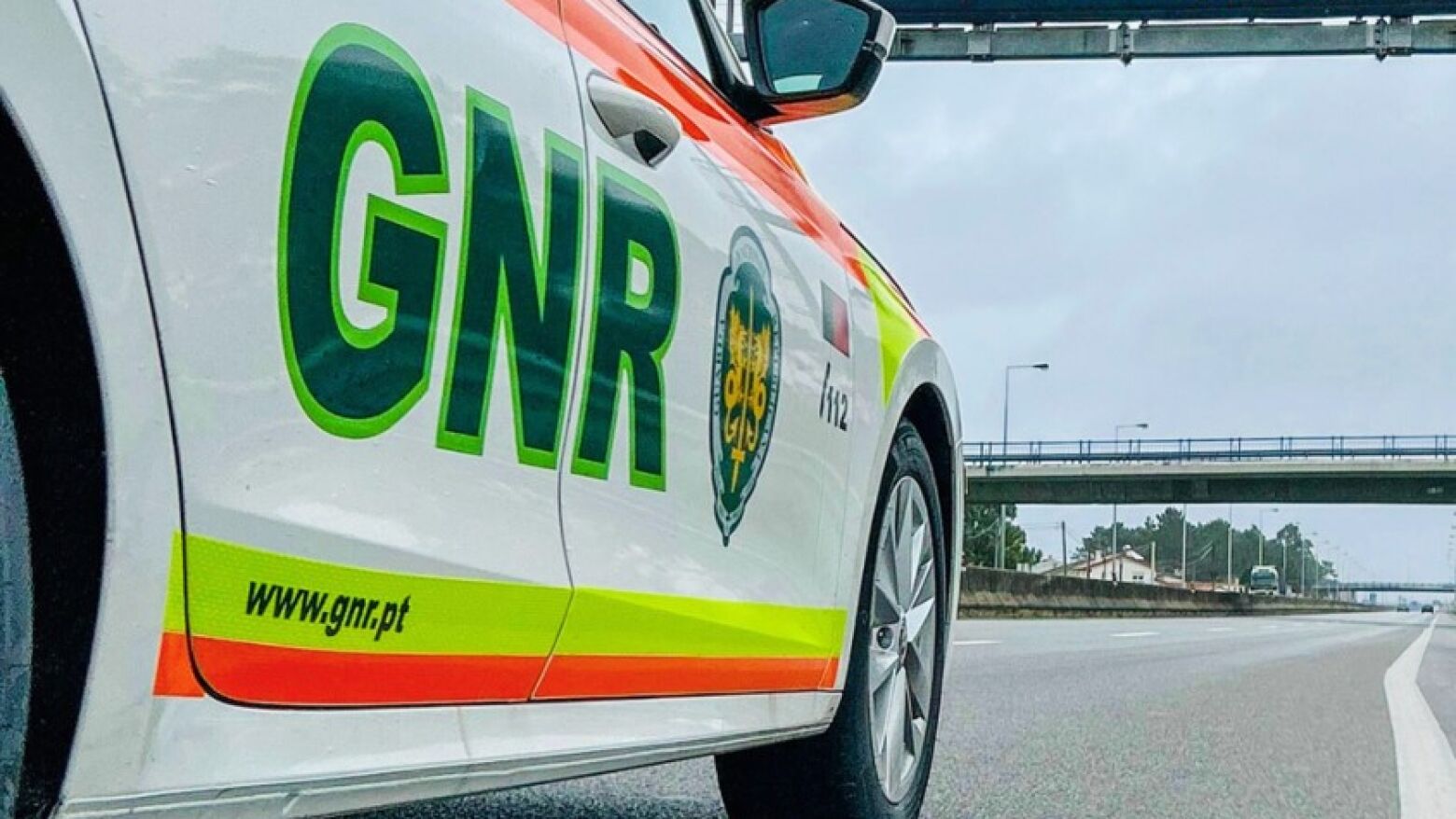 Incêndios obrigam ao corte de estradas em três distritos