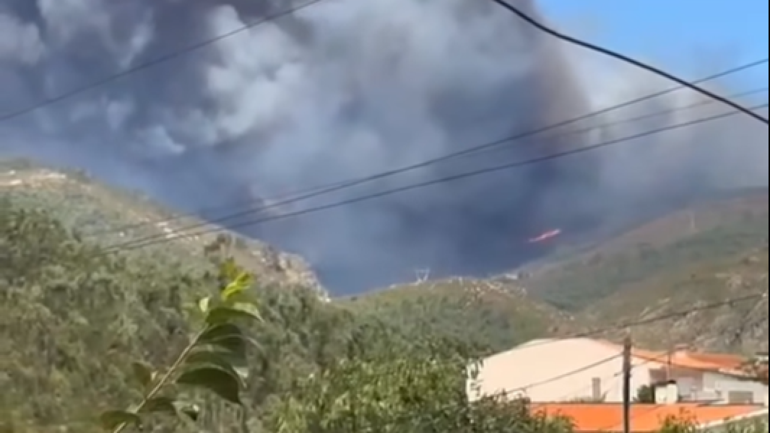 Incêndio em Penafiel alastra a Gondomar e destrói viatura dos Bombeiros de Melres