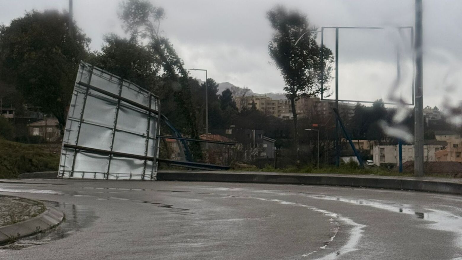 Mau tempo derruba outdoor numa rotunda em Marco de Canaveses