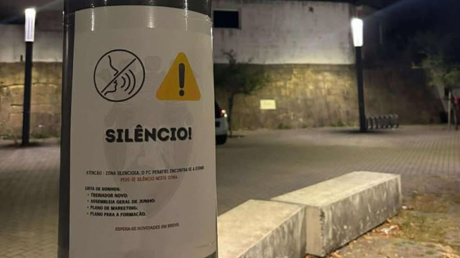 Cartazes de protesto expõem silêncio do FC Penafiel