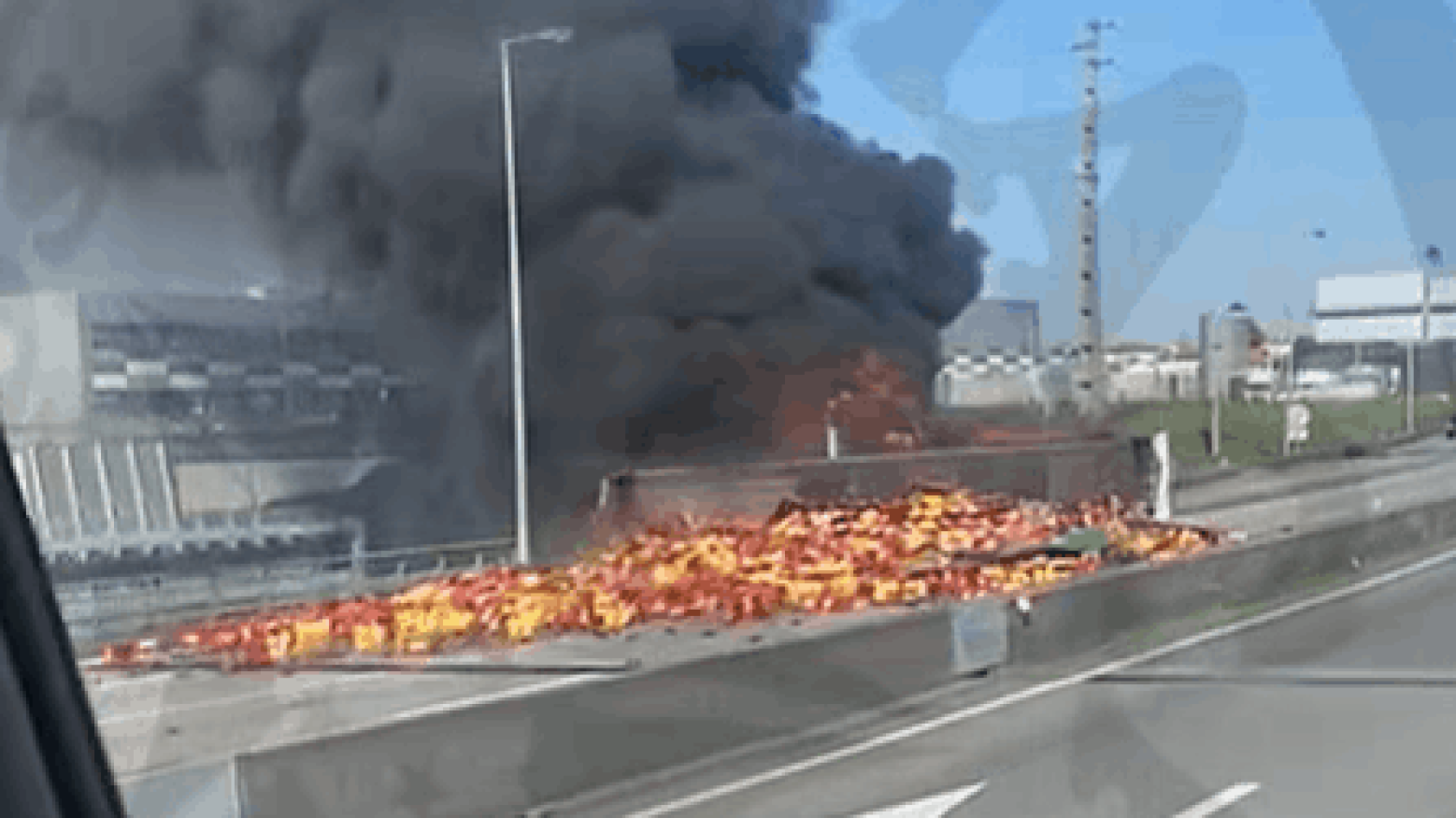 Inc&ecirc;ndio em cami&atilde;o de cerveja obriga ao corte da A1 em Vila Nova de Gaia