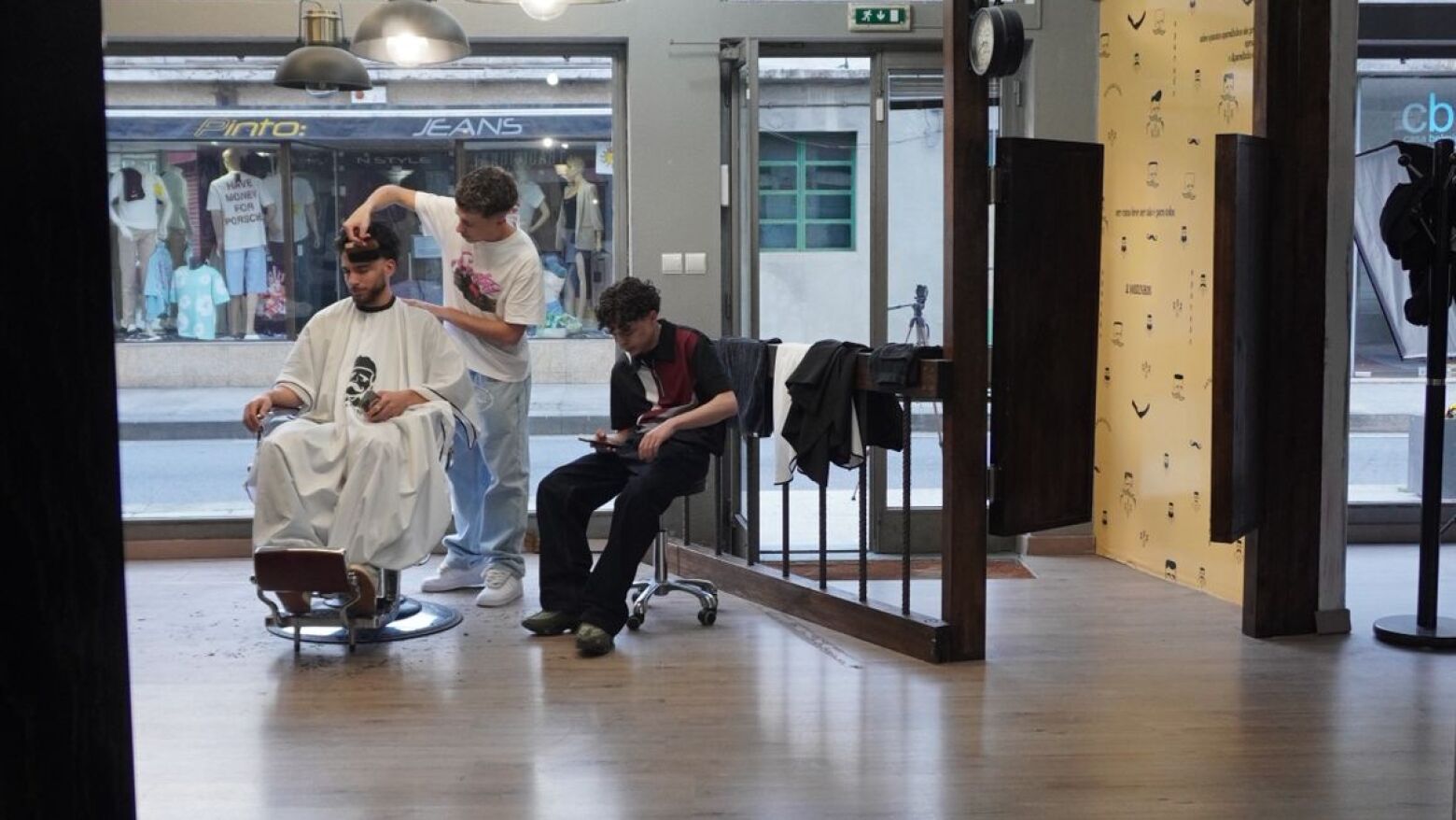 Barbearia 'O Aparadinho' reabre este sábado com um espaço "remodelado e diferenciador"