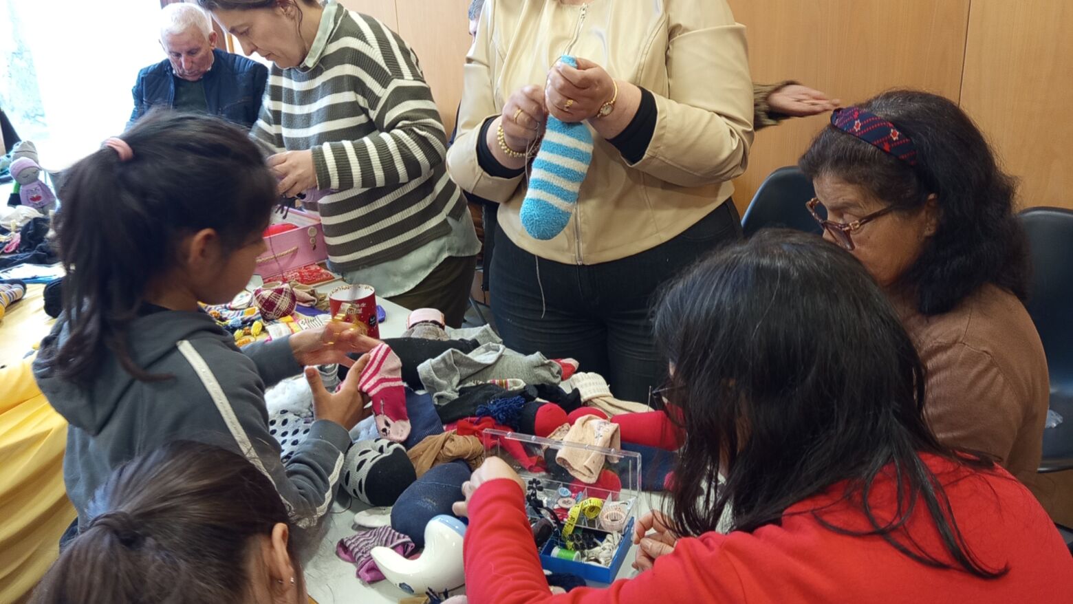 Marco de Canaveses: Workshop solid&aacute;rio transforma "meias solteiras" em bonecos para crian&ccedil;as carenciadas