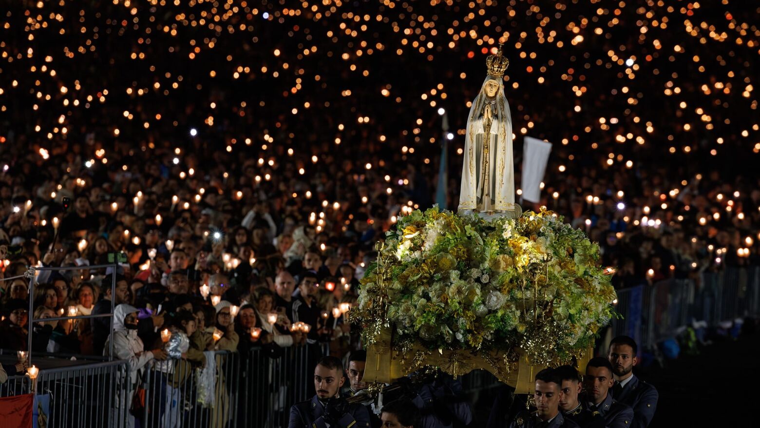 &ldquo;N&atilde;o basta acender uma vela, &eacute; preciso tornar-se luz&rdquo;: 250 mil peregrinos preenchem Santu&aacute;rio de F&aacute;tima com apelo &agrave; paz