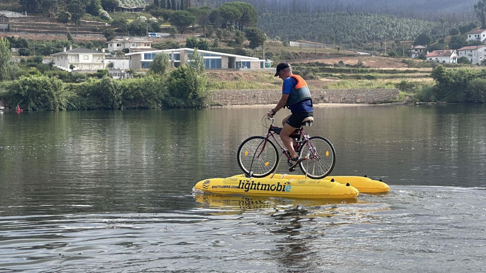 Ciclistas chegam a Gaia após percorrerem 210 km no rio Douro em bicicletas adaptadas