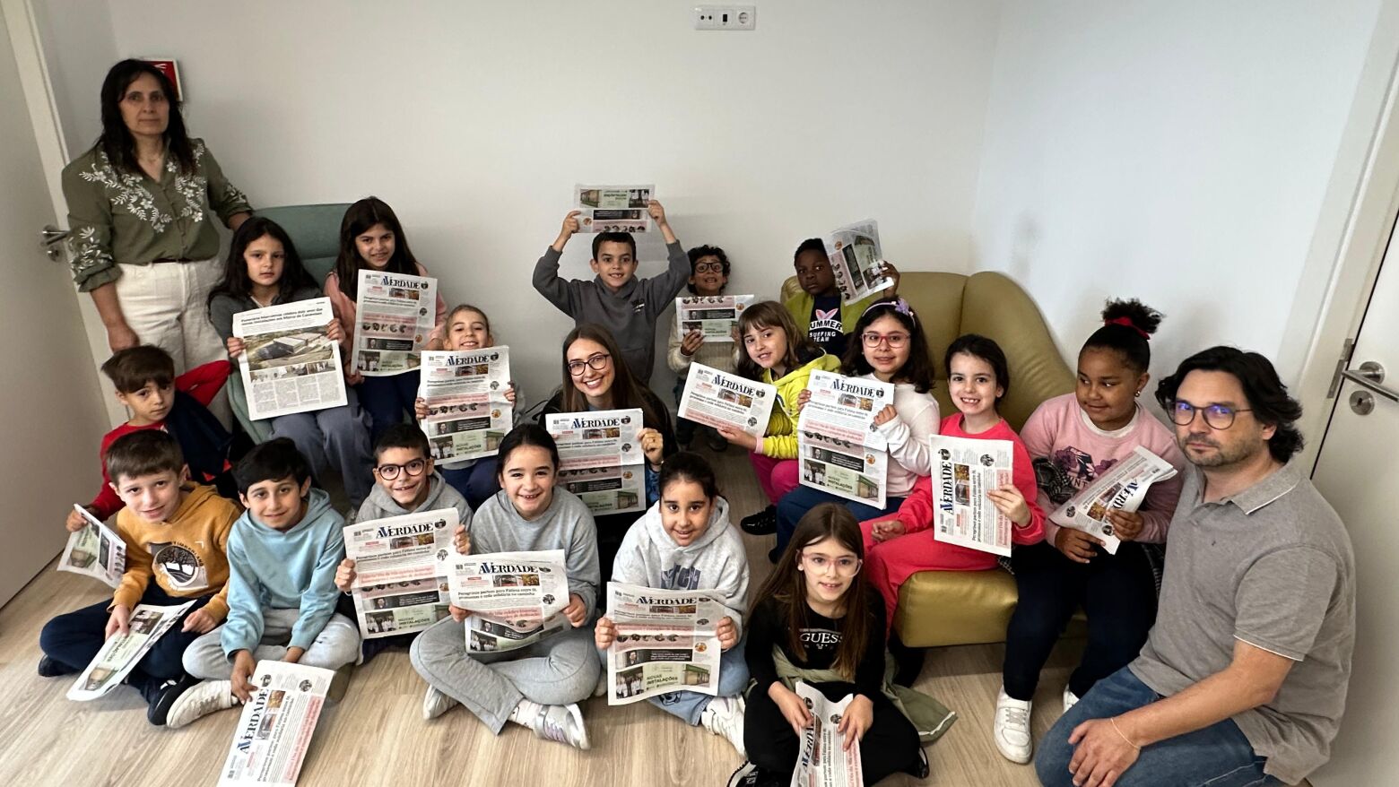 Alunos do Marco de Canaveses visitam reda&ccedil;&atilde;o do Jornal A VERDADE para aprender bases do Jornalismo