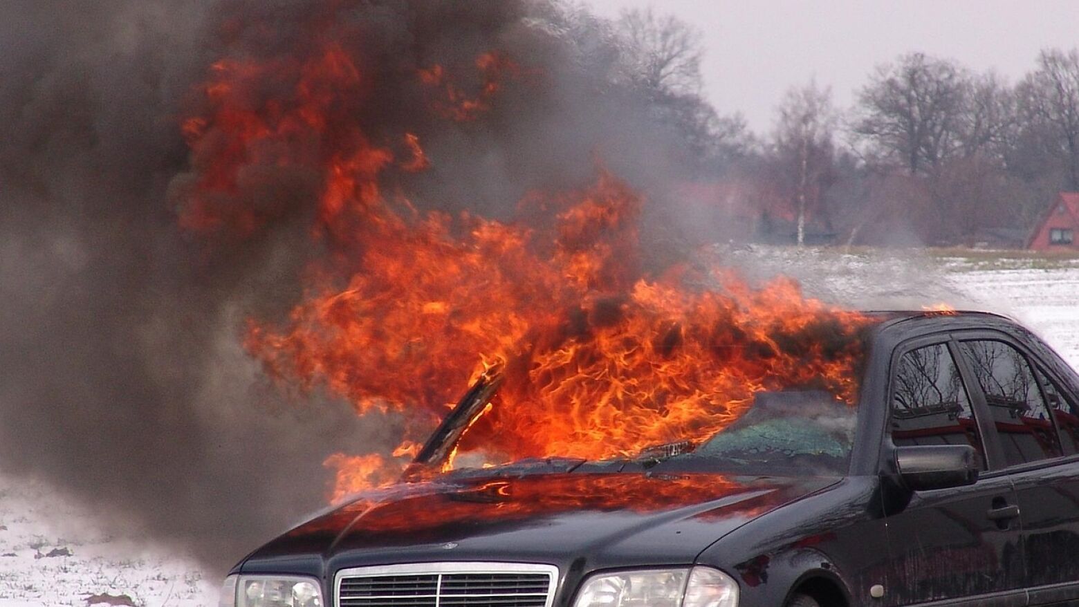 Paredes: Carro parcialmente destruído pelas chamas em Vandoma
