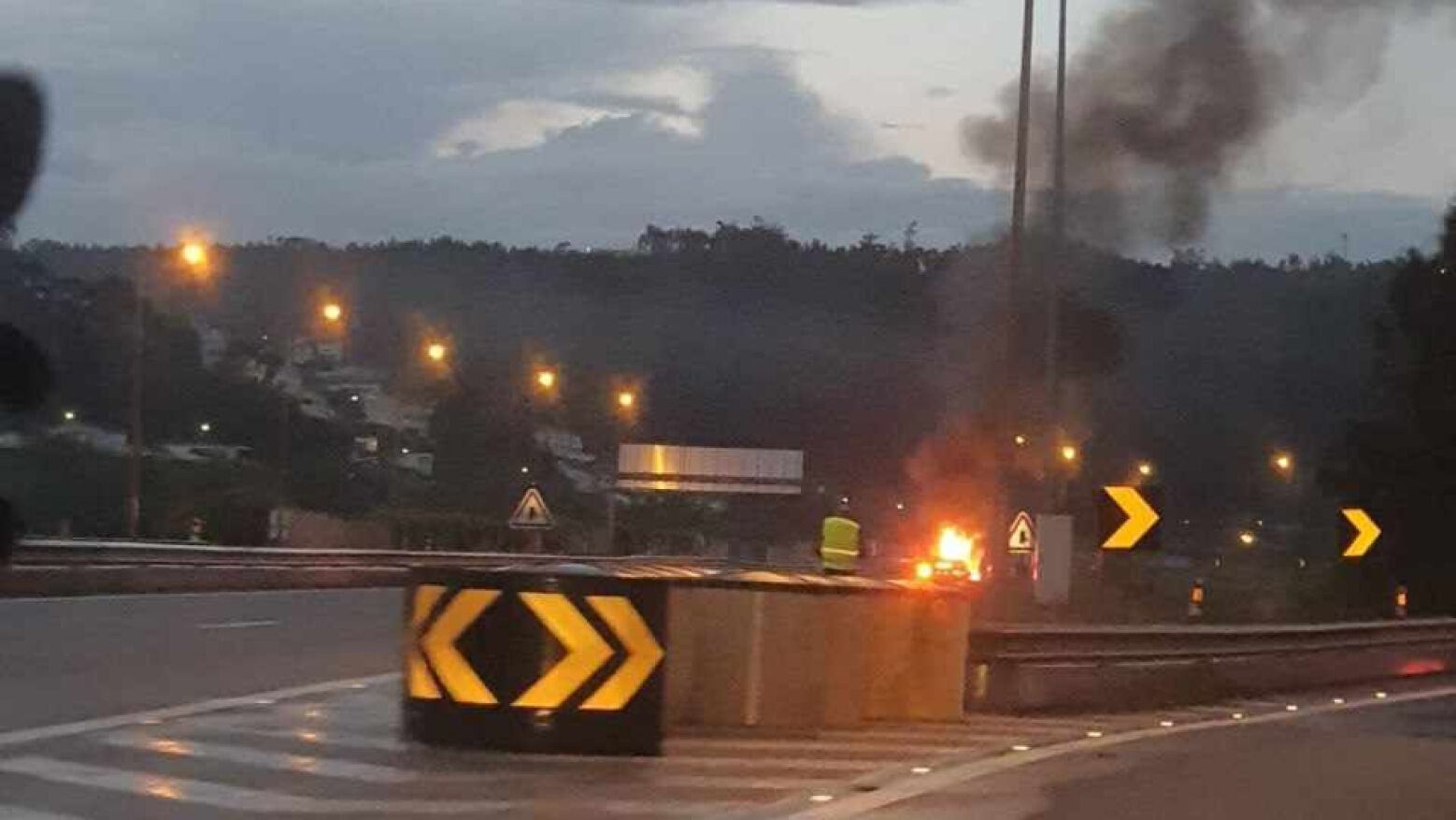 Bombeiros acionados para viatura em chamas na A42
