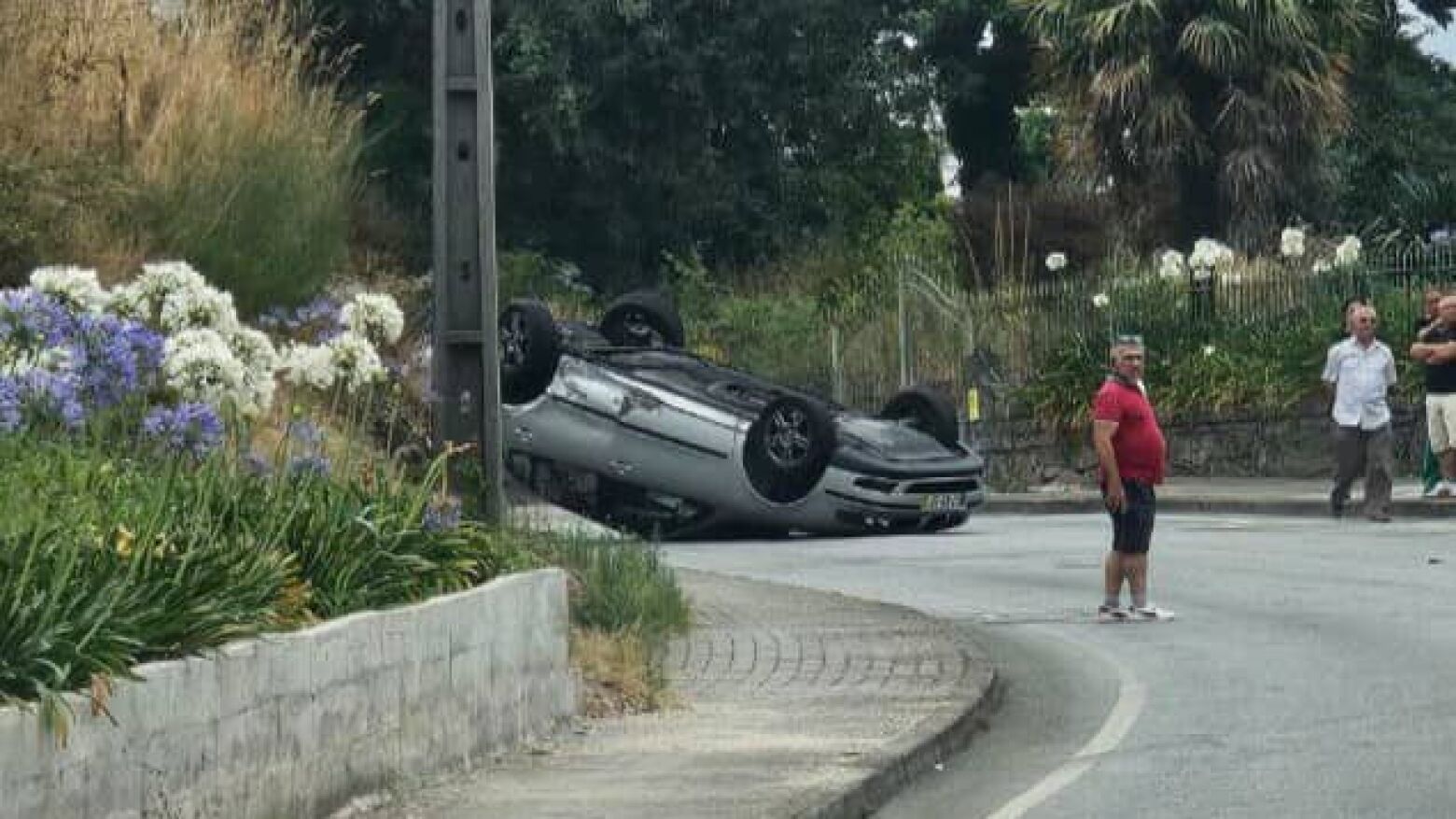 Dois feridos após despiste e capotamento em Paços de Ferreira