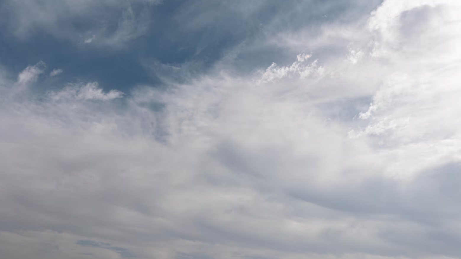 Quinta-feira com céu pouco nublado e vento forte na faixa costeira e terras altas
