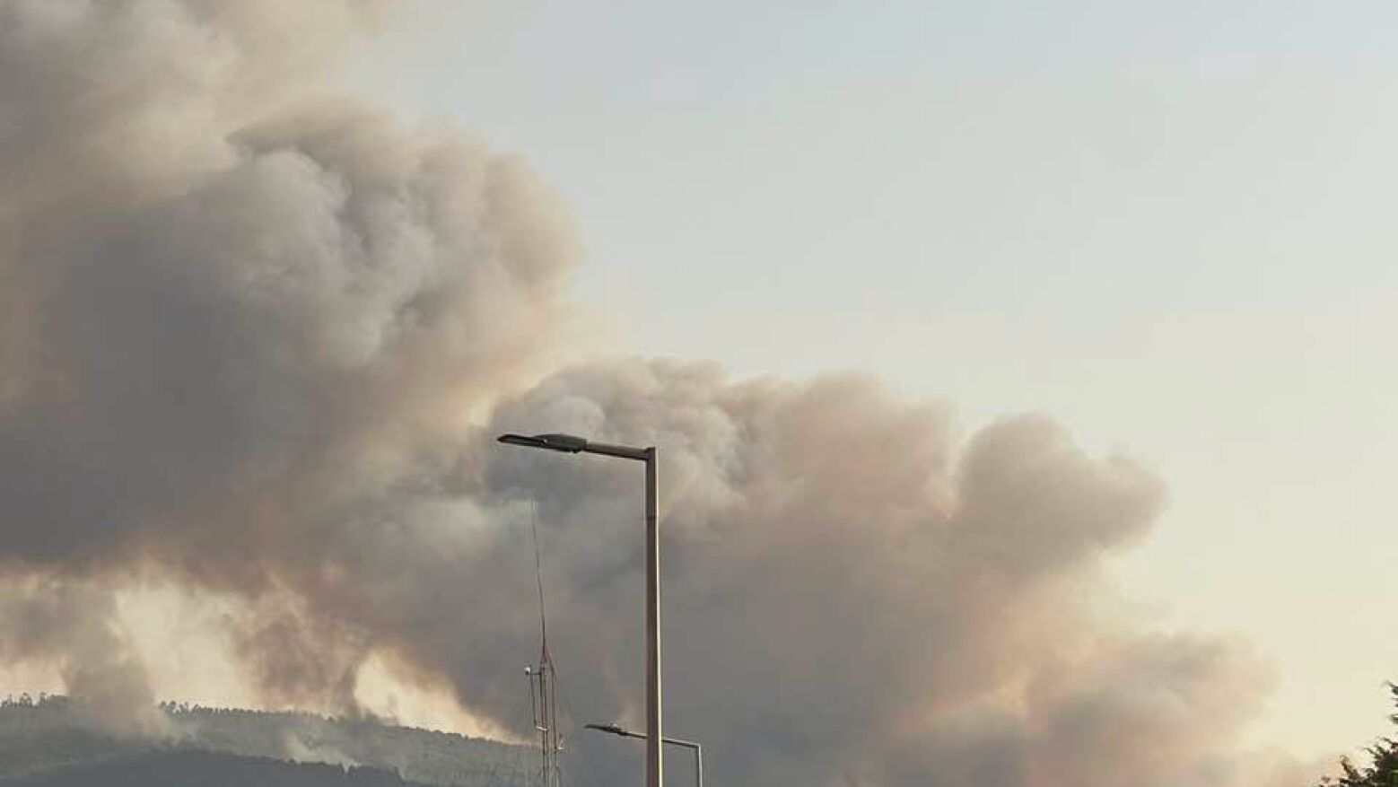 Inc&ecirc;ndio em Santo Tirso mobiliza 174 bombeiros e meios a&eacute;reos no combate a quatro frentes ativas