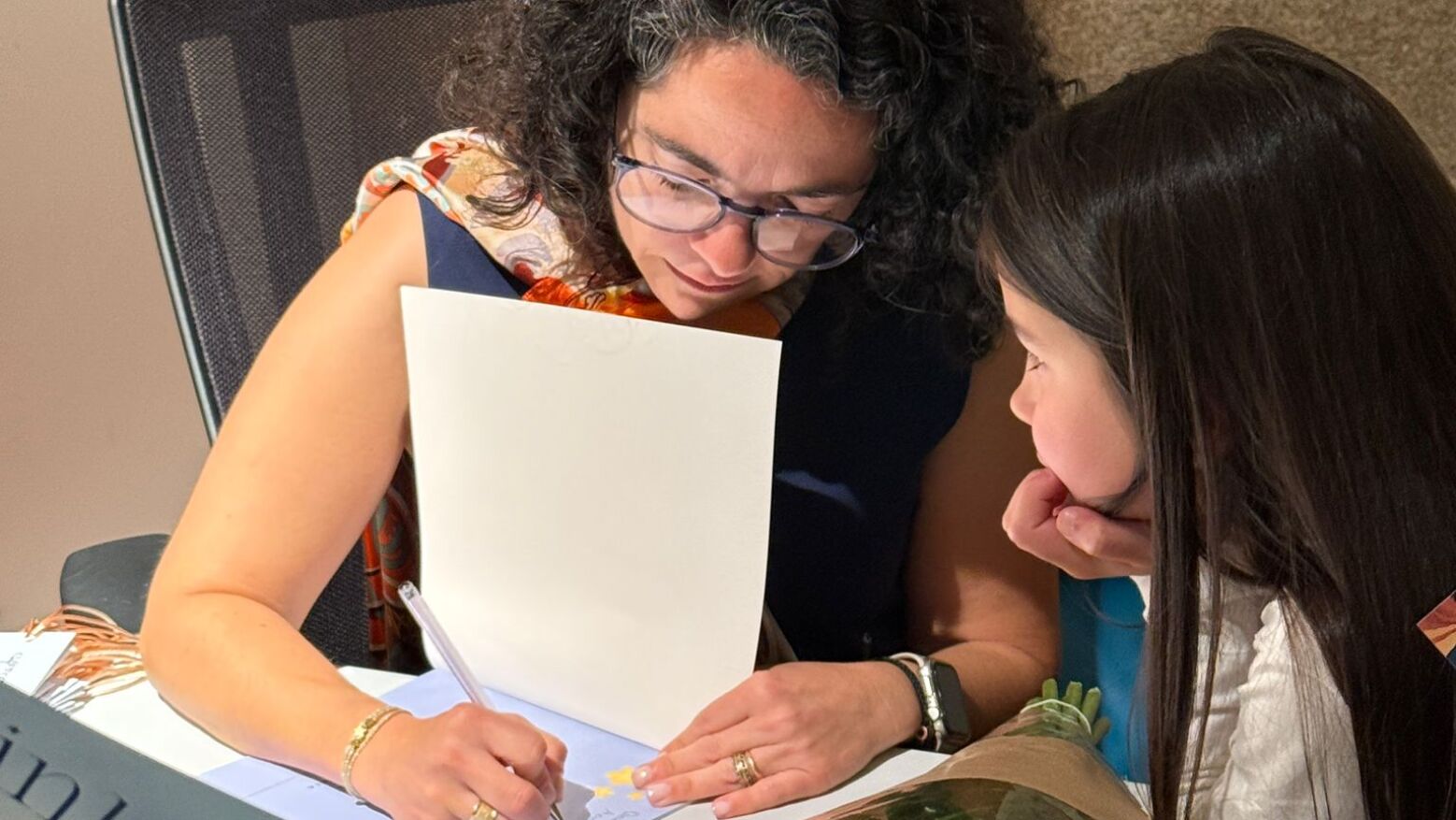 Livro "A Clarinha e as Estrelas" de Joana Matos apresentado no Museu Carmen Miranda