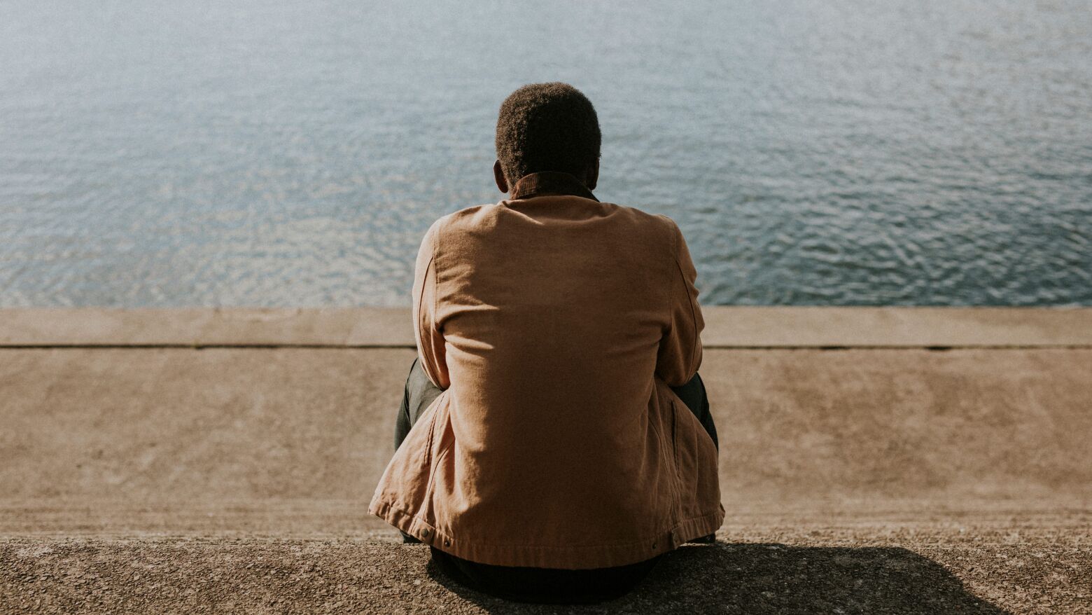 Portugueses t&ecirc;m menos amigos do que h&aacute; uma d&eacute;cada: Jovens e estratos desfavorecidos s&atilde;o os mais afetados