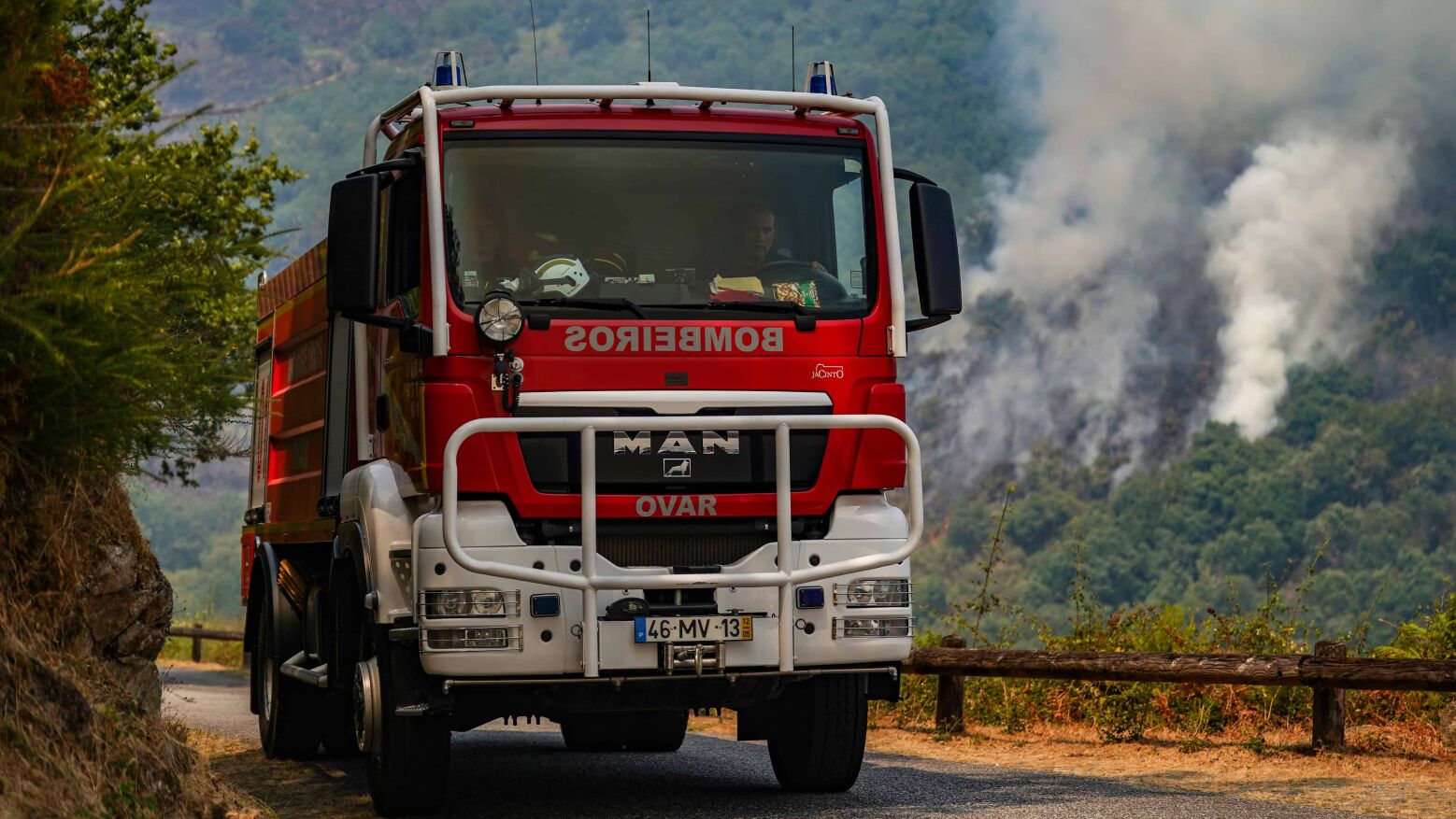 Incêndios: Mais de 2.700 operacionais combatem nove grandes fogos com populações em risco