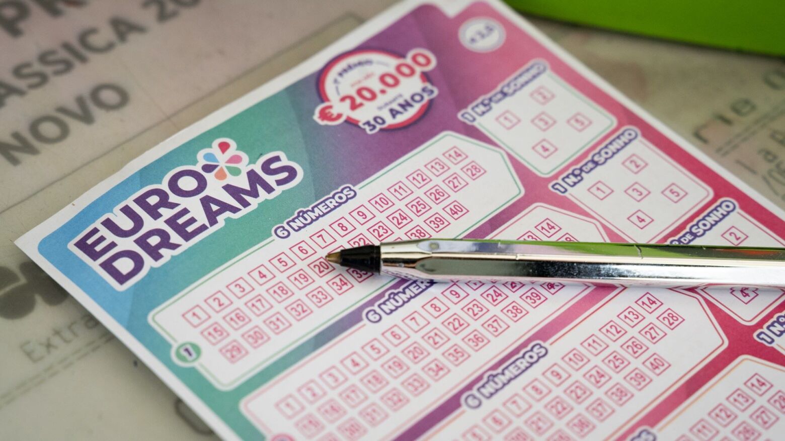 Primeiro pr&eacute;mio do EuroDreams sai em Portugal: Apostador ganha 20 mil euros por m&ecirc;s durante 30 anos