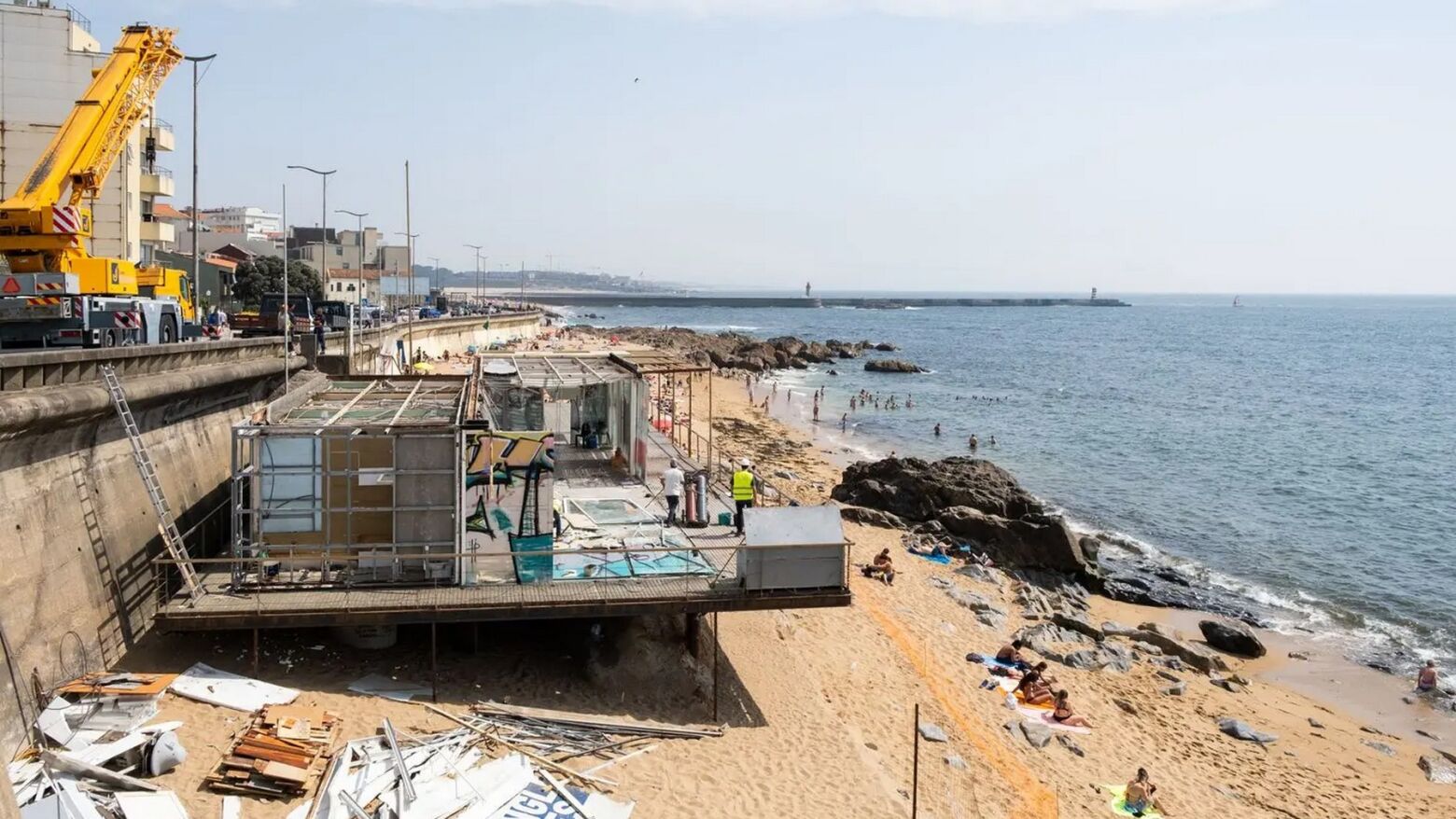 Câmara do Porto procede à demolição do bar da praia dos Ingleses por motivos de segurança