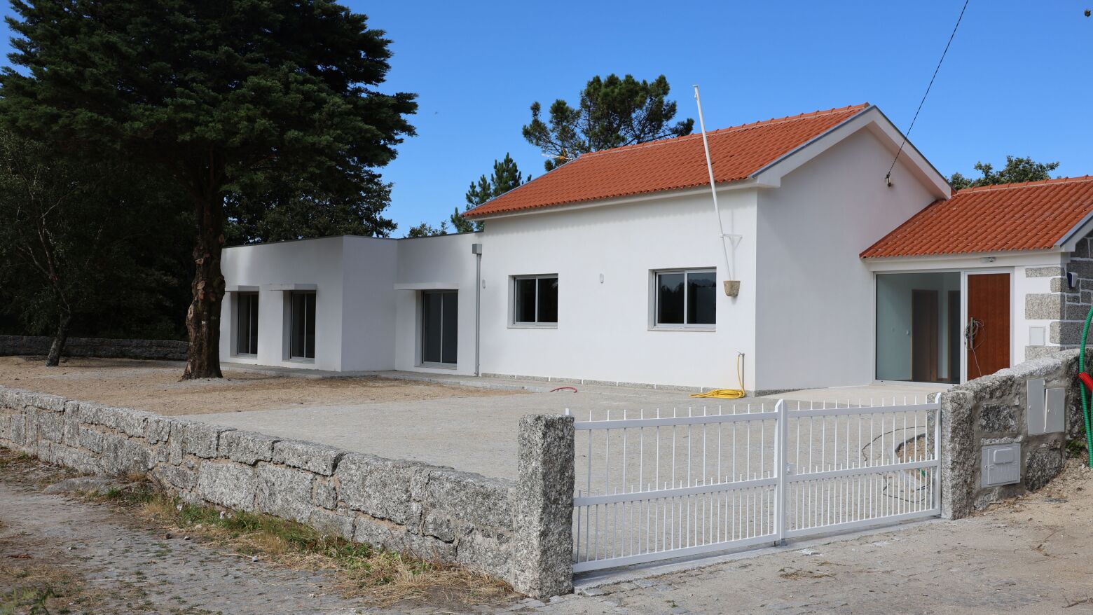 Antiga escola de Almofrela de Baião reconvertida em espaço comunitário multifuncional