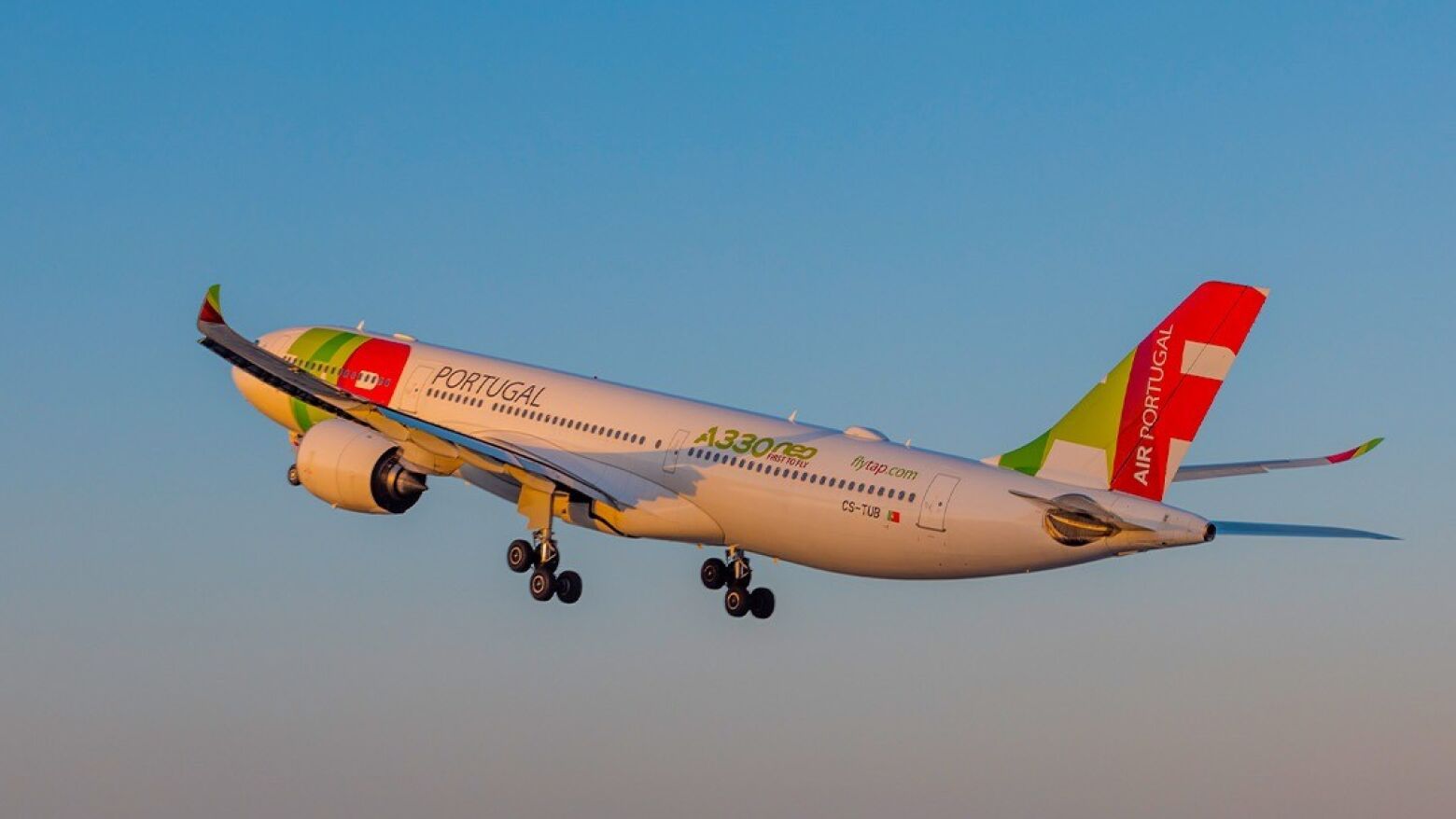 Tr&aacute;fego a&eacute;reo em Portugal atinge recorde de 913 mil movimentos em 2025