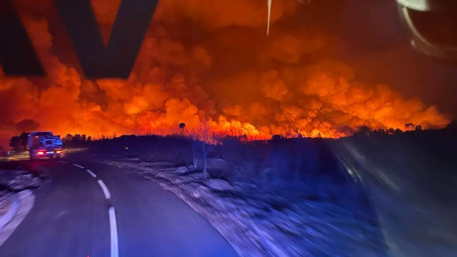 Fogo em Santo Tirso j&aacute; consumiu 900 hectares e mobiliza mais de 200 operacionais e cerca de 70 viaturas