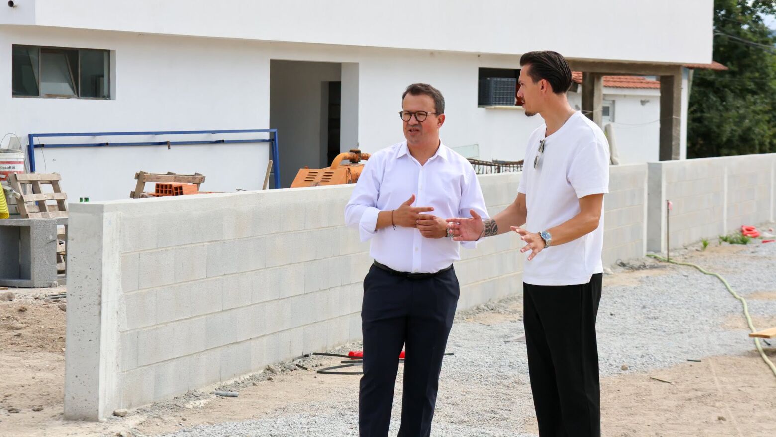 Presidente da C&acirc;mara de Paredes acompanha no terreno a moderniza&ccedil;&atilde;o do complexo desportivo de C&ecirc;te