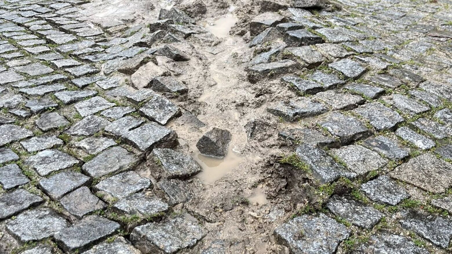 Desmoronamentos condicionam tr&acirc;nsito em Vila Nova de Gaia e Felgueiras