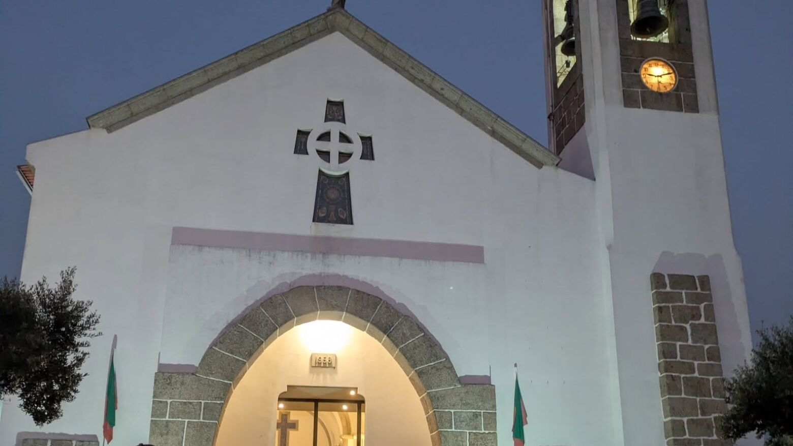 Ladrão tenta fugir com cerca de cinco mil euros de igreja em Santo Tirso, mas é travado por sacristão e fiéis