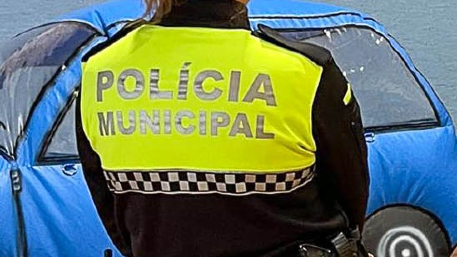 Agente da Pol&iacute;cia Municipal de Pa&ccedil;os de Ferreira hospitalizada ap&oacute;s ser atropelada em servi&ccedil;o