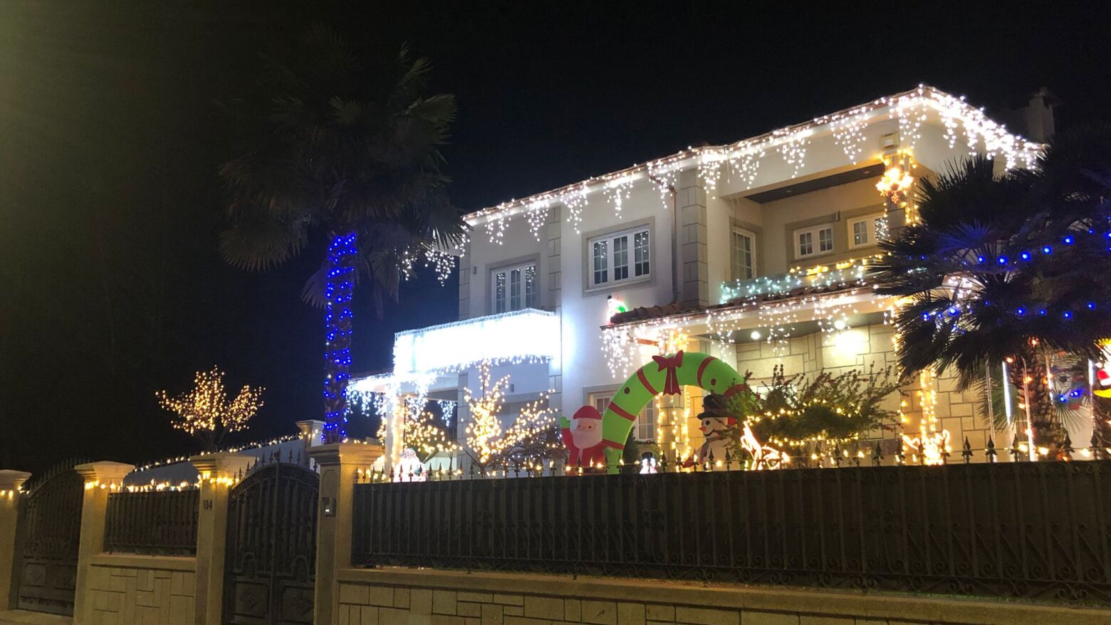 50 mil luzes e figuras exclusivas da Suíça: A 'Casa do Natal' de António Santos volta a iluminar Jugueiros