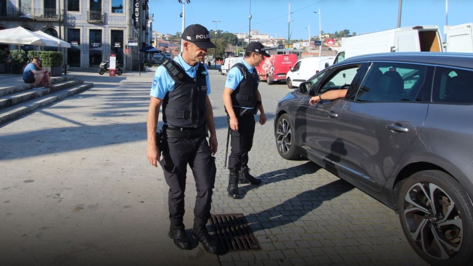 PSP det&eacute;m homem em flagrante delito por furto em interior de viatura em Vila Nova de Gaia