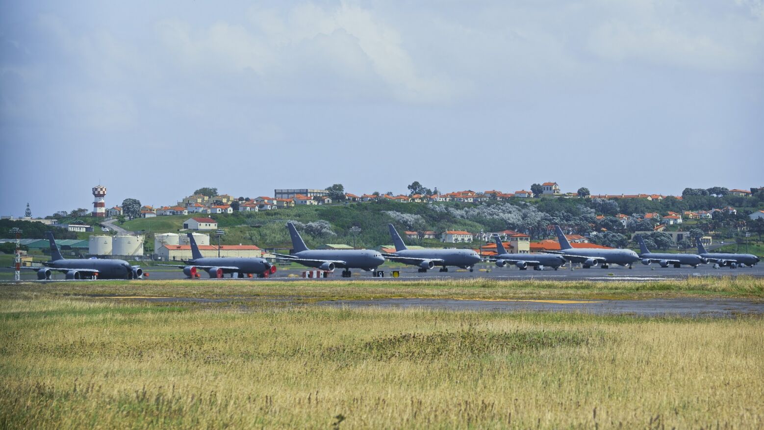 EUA 'pediram autorização' ao Governo português para utilizar a Base das Lajes com 12 aviões