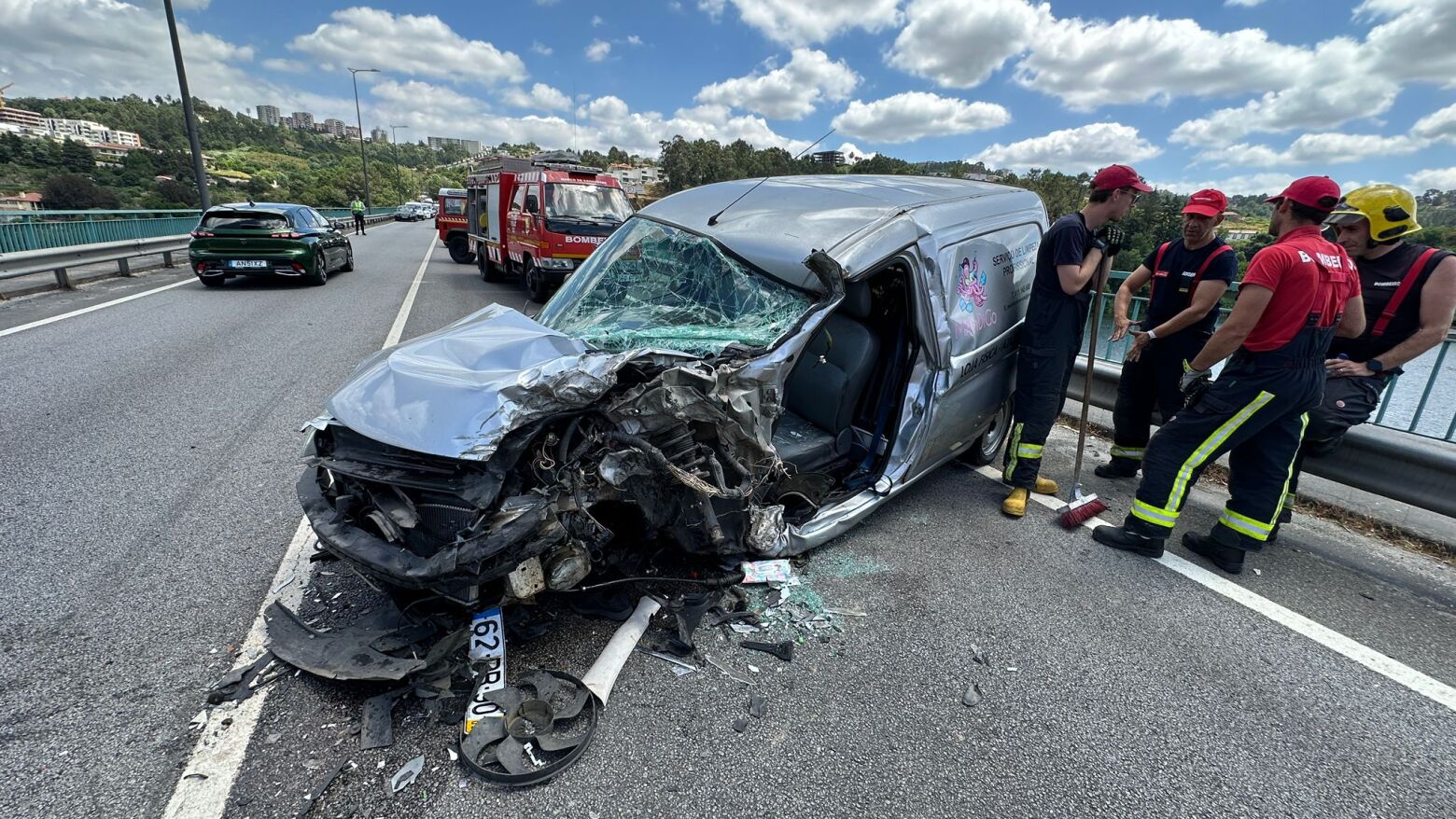 Colisão entre duas viaturas provocou três feridos e condicionou o trânsito da Ponte de Canaveses