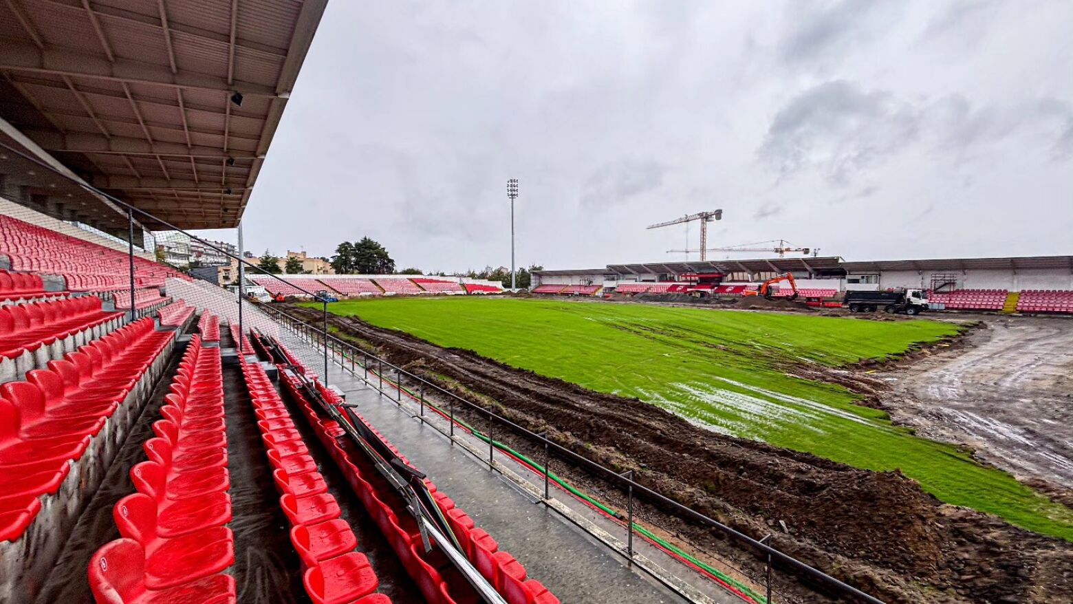 FC Penafiel substitui relvado para preparar condições de regresso à I Liga