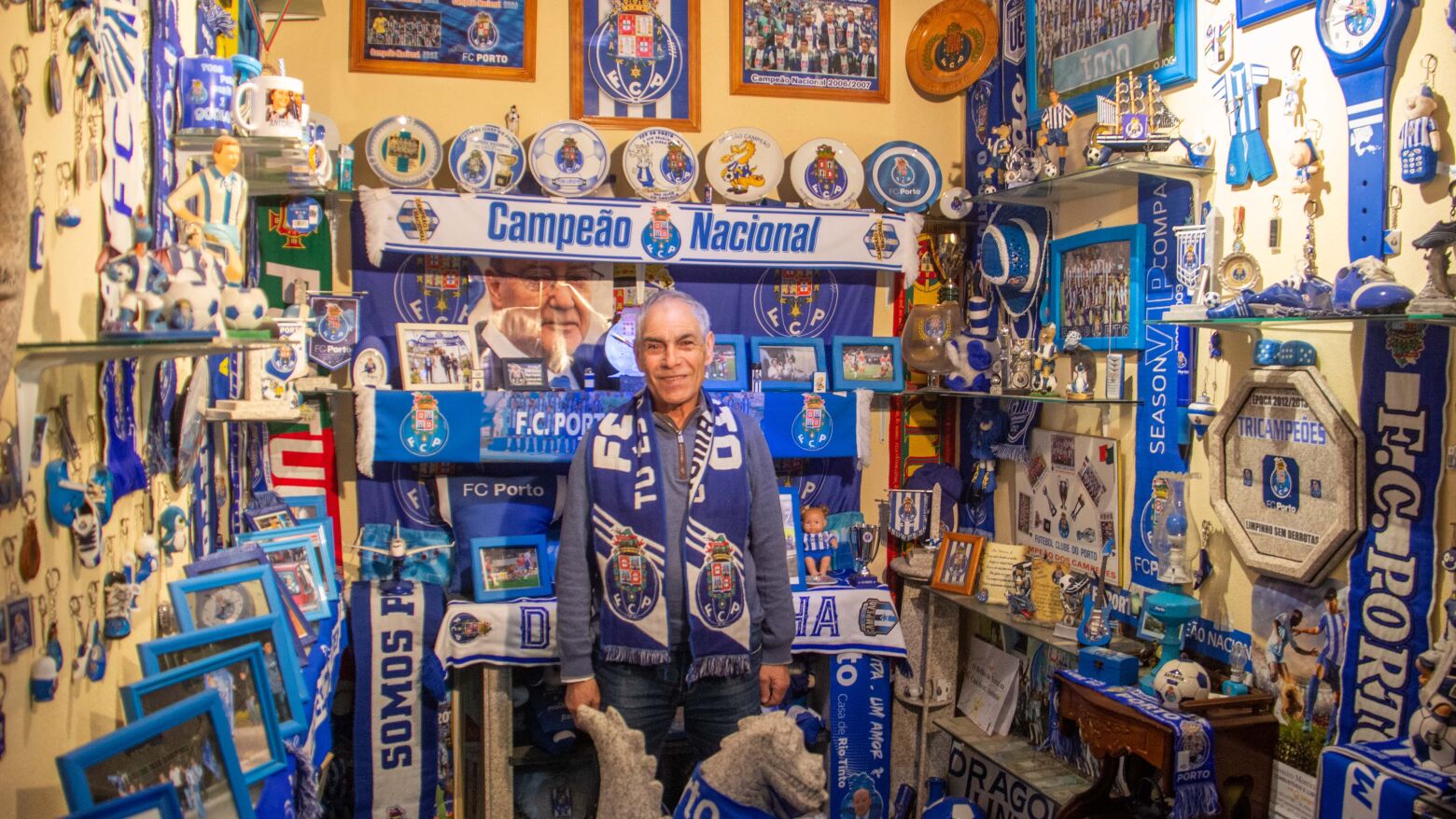 António Couto é o homem do “mini-museu do F.C.P." de Várzea do Douro