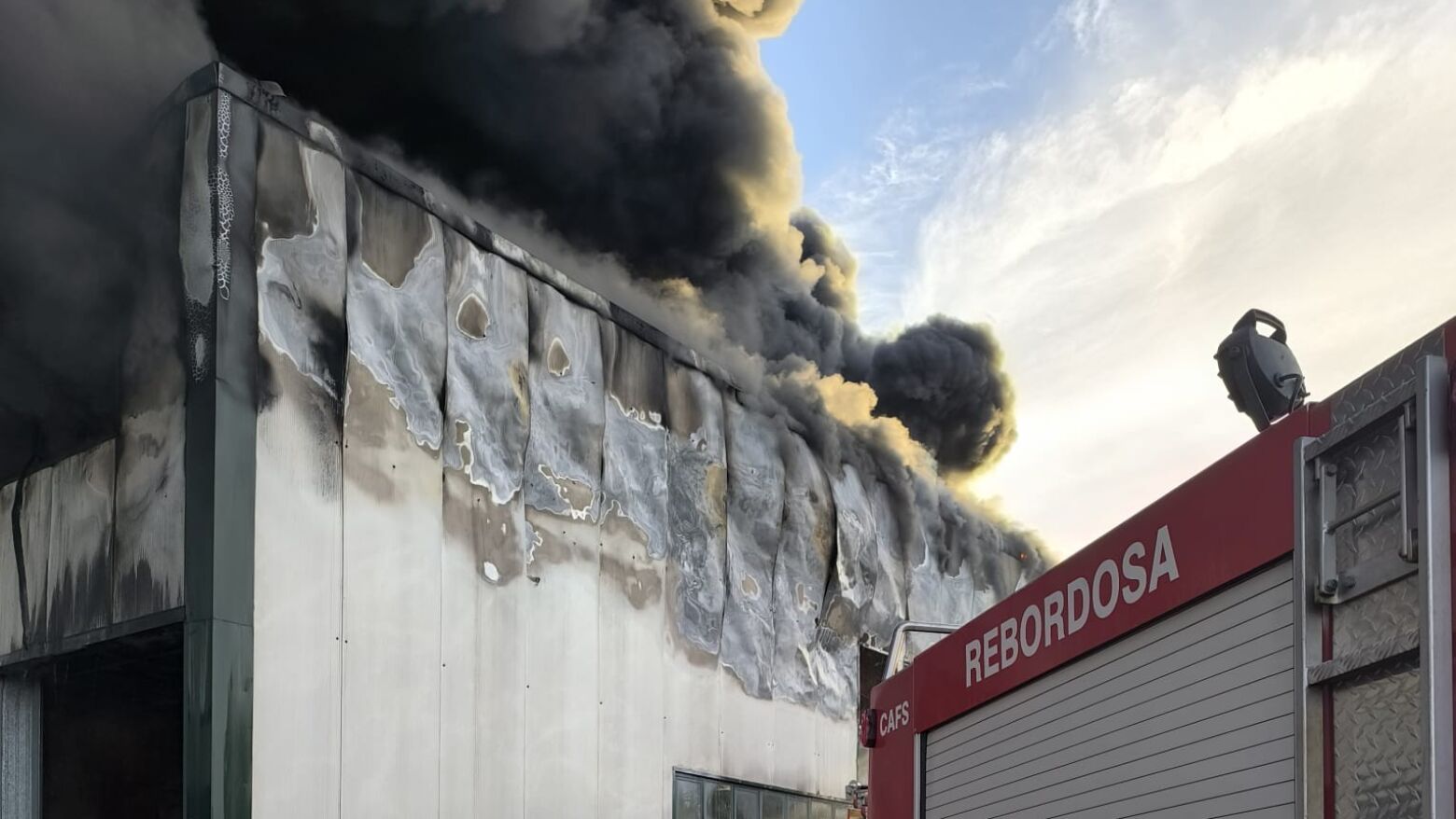 Incêndio em fábrica de cabides mobilizou 50 operacionais de 9 corporações de bombeiros