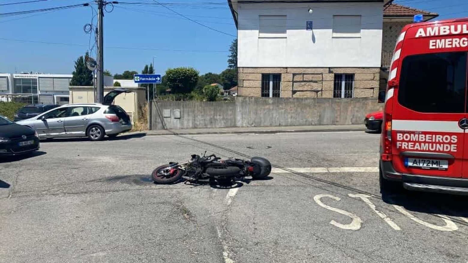 Condutor de motociclo fica ferido após colisão com carro em Carvalhosa