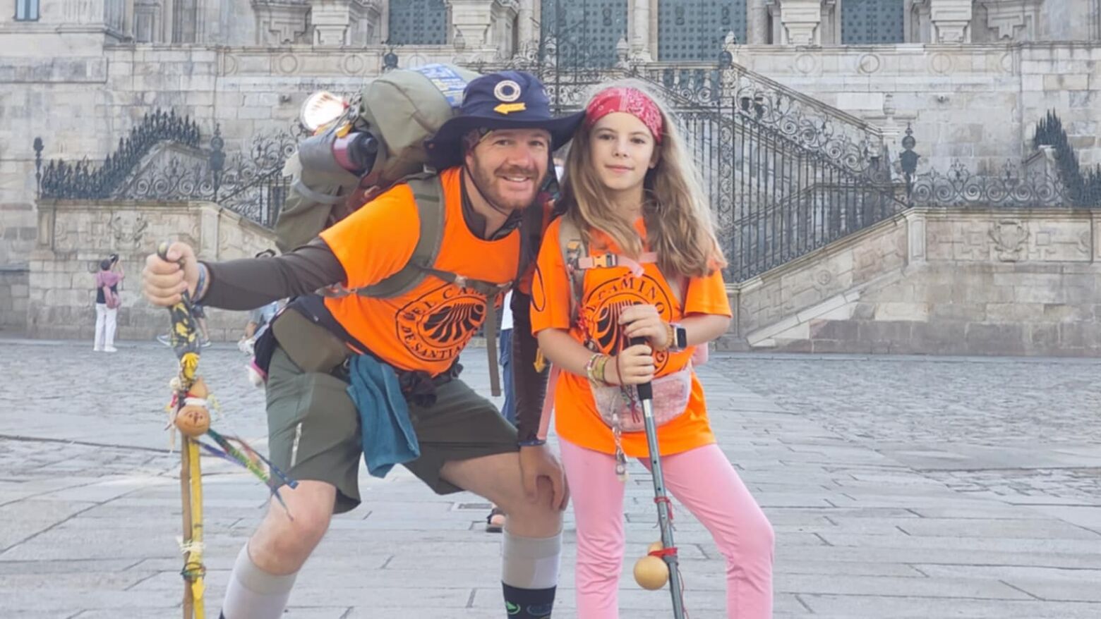 Lara chega a Santiago de Compostela "pelo próprio pé", acompanhada pelo pai