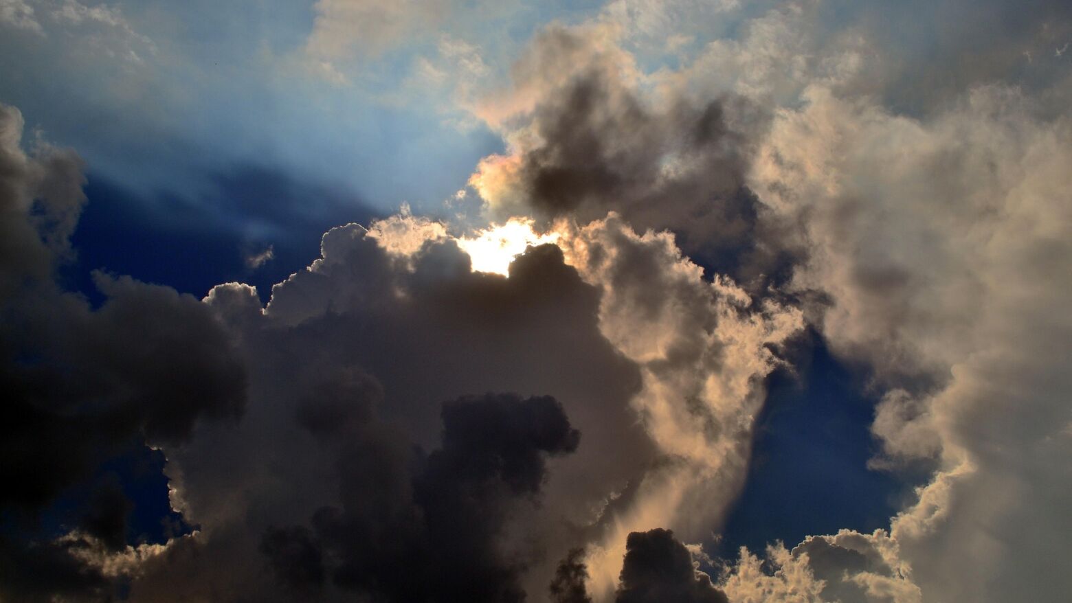 Aguaceiros dispersos e céu muito nublado são as previsões metereológicas para esta quarta-feira