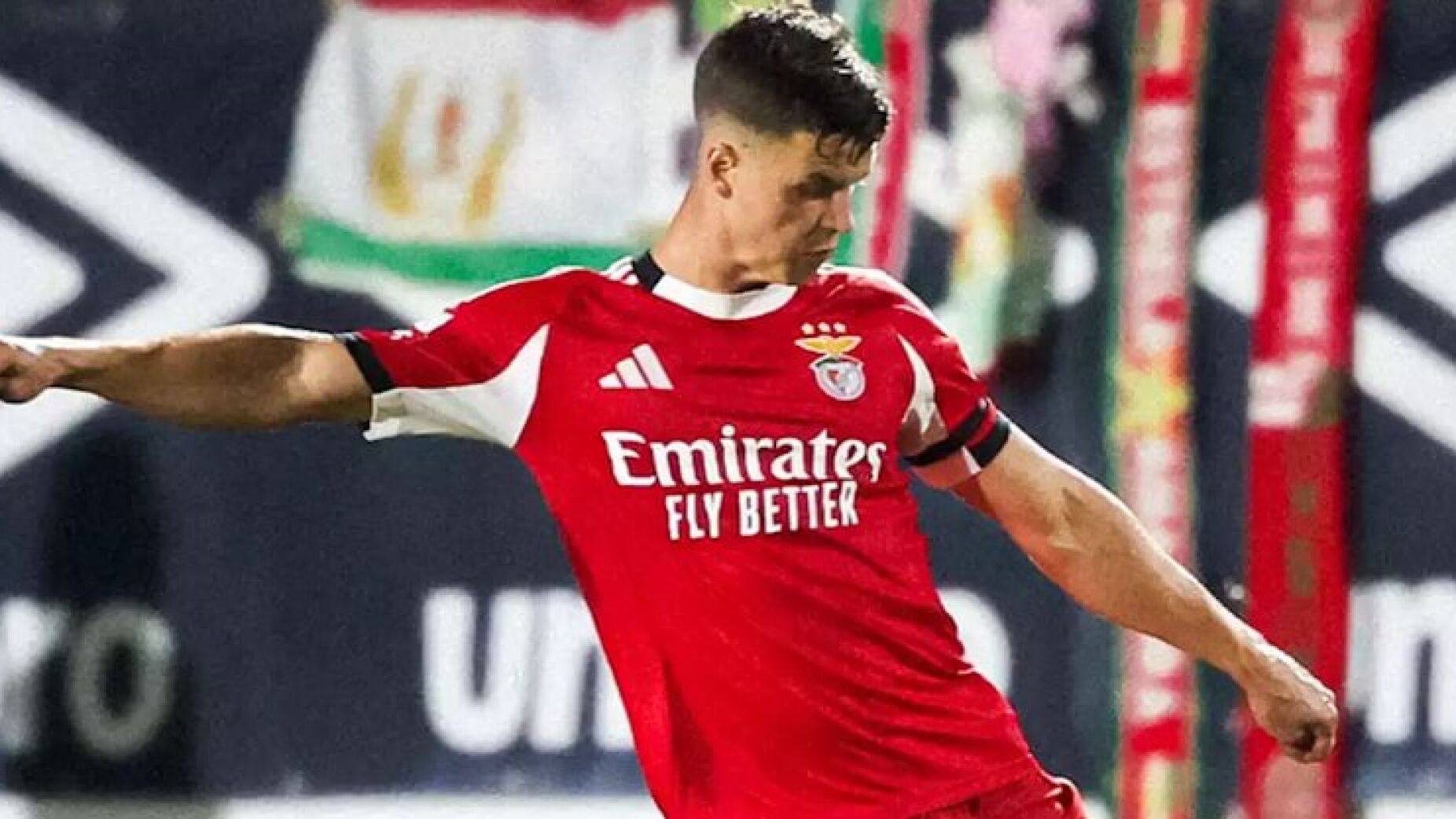 O gesto de Dahl para os adeptos do Benfica ap&oacute;s erro no jogo com o Leverkusen